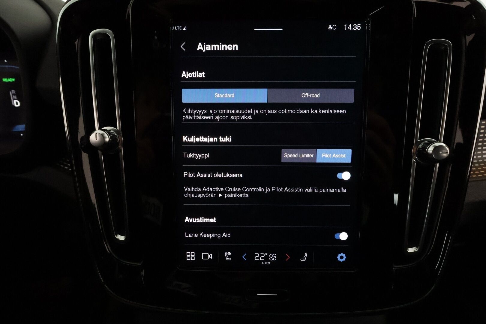 Volvo XC40 2021 P8 AWD R-Design aut **Lämpöpumppu / ACC / LED / Sporttipenkki Muistilla / P.kamera / Navi / Kaistavahti / KeylessGO** - 1-om Suomi-auto / 2x Latauskaapelit / Kahdet Renkaat / Merkkihuollettu! / Akkutarkastettu kunto 94,7%