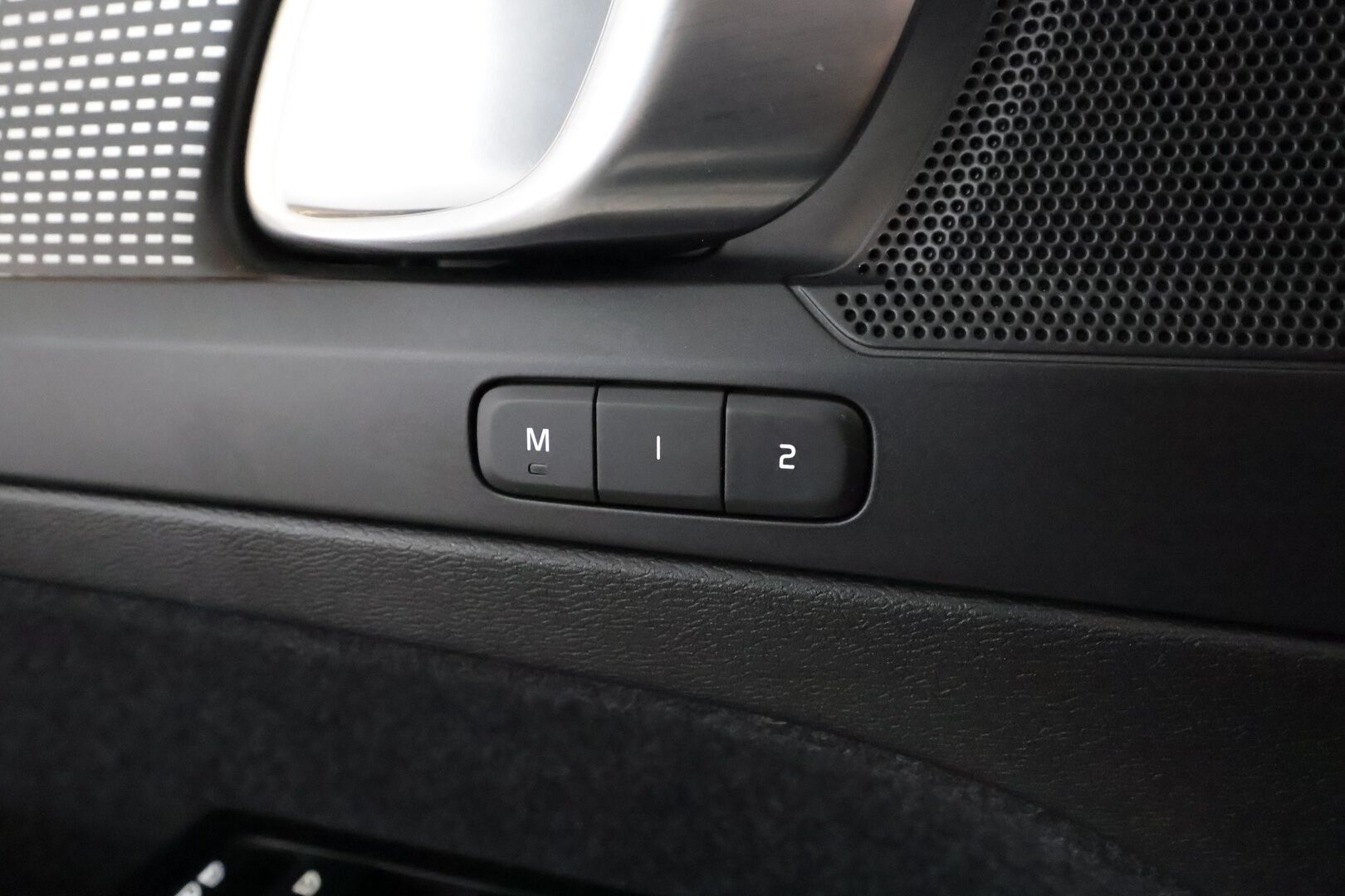 Volvo XC40 2021 P8 AWD R-Design aut **Lämpöpumppu / ACC / LED / Sporttipenkki Muistilla / P.kamera / Navi / Kaistavahti / KeylessGO** - 1-om Suomi-auto / 2x Latauskaapelit / Kahdet Renkaat / Merkkihuollettu! / Akkutarkastettu kunto 94,7%