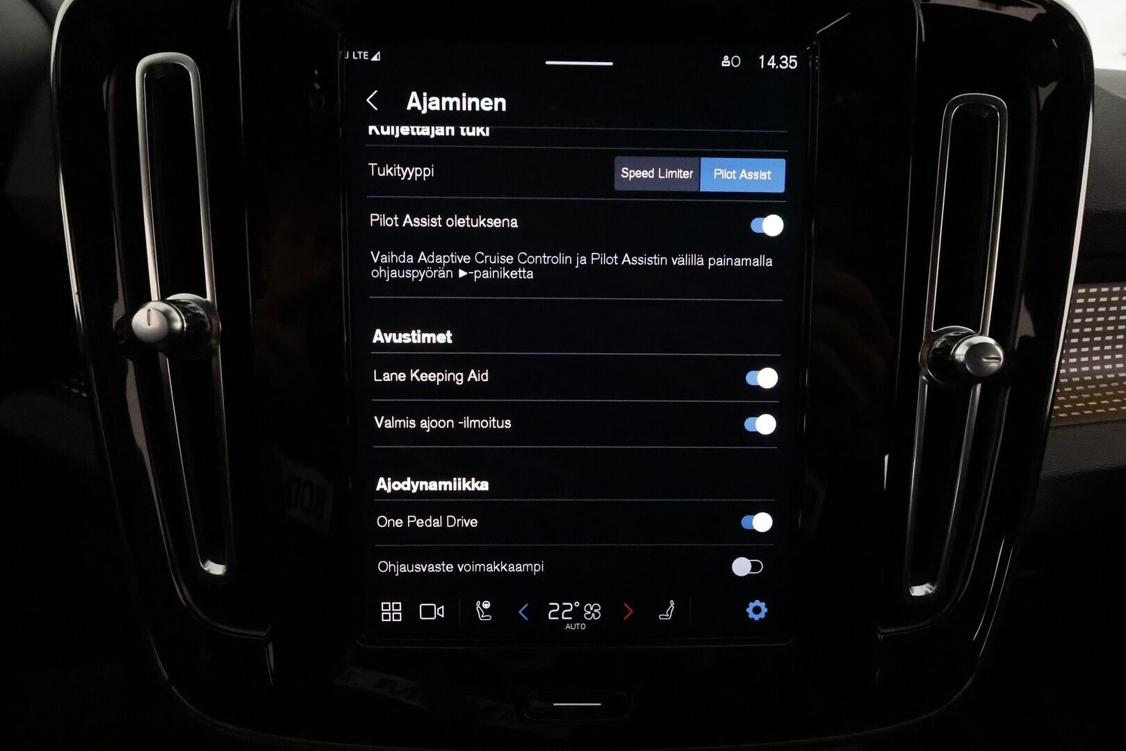 Volvo XC40 2021 P8 AWD R-Design aut **Lämpöpumppu / ACC / LED / Sporttipenkki Muistilla / P.kamera / Navi / Kaistavahti / KeylessGO** - 1-om Suomi-auto / 2x Latauskaapelit / Kahdet Renkaat / Merkkihuollettu! / Akkutarkastettu kunto 94,7% - HULLUT JOULUT KORKOTARJOUS 2,49% 