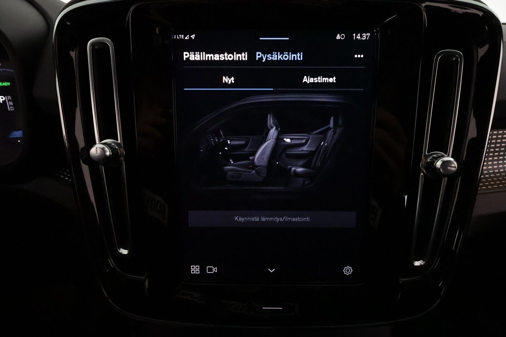 Volvo XC40 2021 P8 AWD R-Design aut **Lämpöpumppu / ACC / LED / Sporttipenkki Muistilla / P.kamera / Navi / Kaistavahti / KeylessGO** - 1-om Suomi-auto / 2x Latauskaapelit / Kahdet Renkaat / Merkkihuollettu! / Akkutarkastettu kunto 94,7%