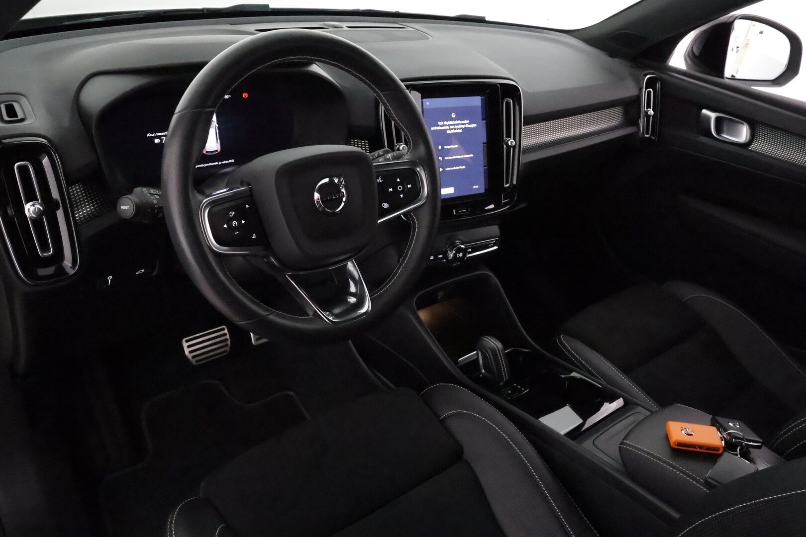 Volvo XC40 2021 P8 AWD R-Design aut **Lämpöpumppu / ACC / LED / Sporttipenkki Muistilla / P.kamera / Navi / Kaistavahti / KeylessGO** - 1-om Suomi-auto / 2x Latauskaapelit / Kahdet Renkaat / Merkkihuollettu! / Akkutarkastettu kunto 94,7%