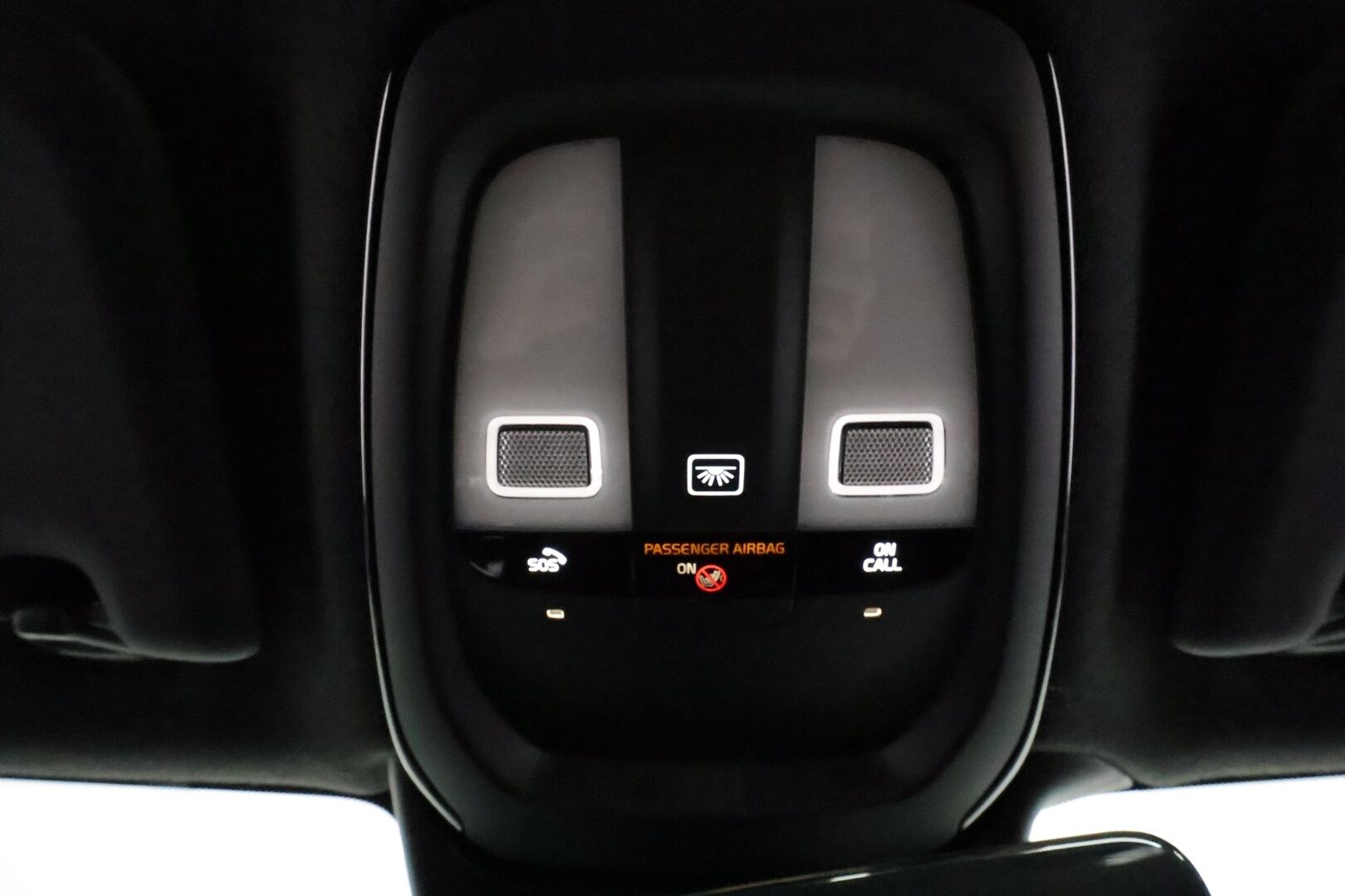 Volvo XC40 2021 P8 AWD R-Design aut **Lämpöpumppu / ACC / LED / Sporttipenkki Muistilla / P.kamera / Navi / Kaistavahti / KeylessGO** - 1-om Suomi-auto / 2x Latauskaapelit / Kahdet Renkaat / Merkkihuollettu! / Akkutarkastettu kunto 94,7% - HULLUT JOULUT KORKOTARJOUS 2,49% 