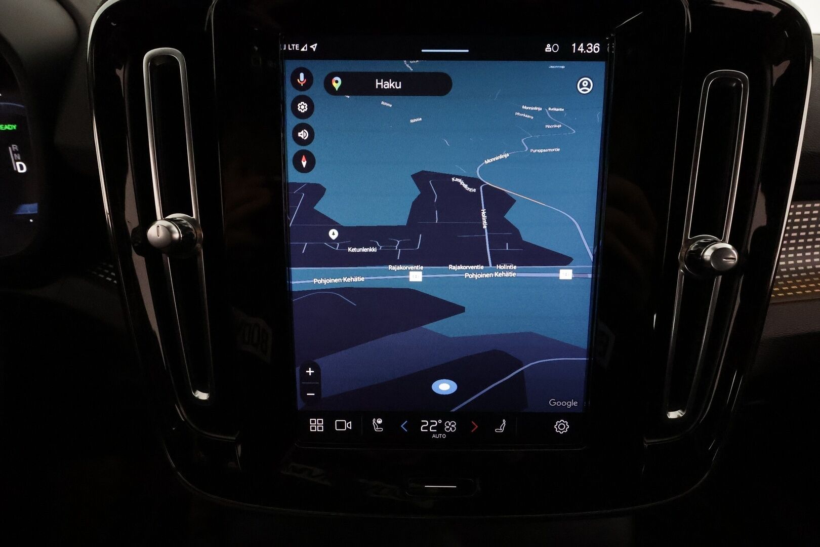 Volvo XC40 2021 P8 AWD R-Design aut **Lämpöpumppu / ACC / LED / Sporttipenkki Muistilla / P.kamera / Navi / Kaistavahti / KeylessGO** - 1-om Suomi-auto / 2x Latauskaapelit / Kahdet Renkaat / Merkkihuollettu! / Akkutarkastettu kunto 94,7%