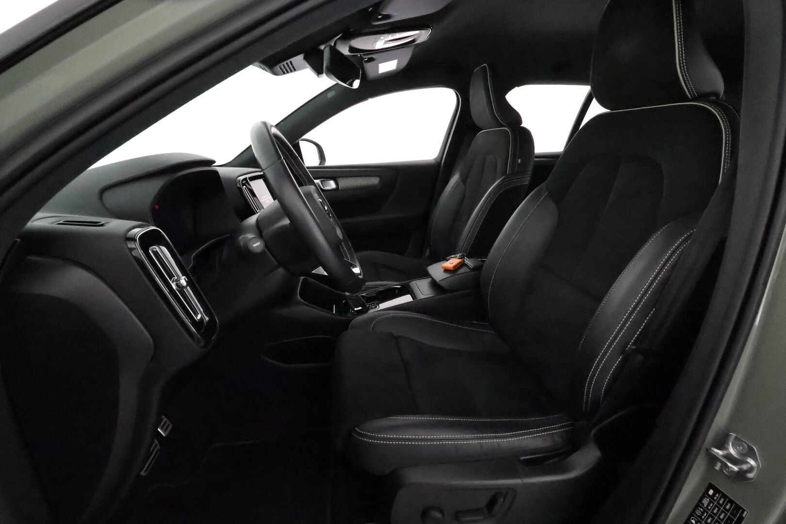 Volvo XC40 2021 P8 AWD R-Design aut **Lämpöpumppu / ACC / LED / Sporttipenkki Muistilla / P.kamera / Navi / Kaistavahti / KeylessGO** - 3,99 % KORKOTARJOUS TÄHÄN AUTOON 14.9. ASTI! - 1-om Suomi-auto / 2x Latauskaapelit / Kahdet Renkaat / Merkkihuollettu! / Akkutarkastettu kunto 94,7%