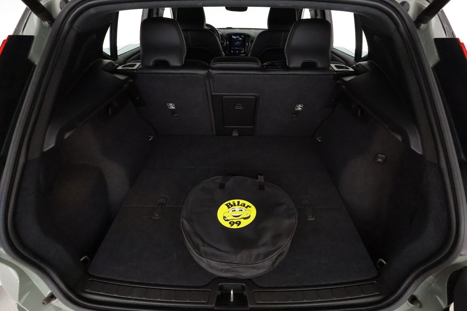 Volvo XC40 2021 P8 AWD R-Design aut **Lämpöpumppu / ACC / LED / Sporttipenkki Muistilla / P.kamera / Navi / Kaistavahti / KeylessGO** - 1-om Suomi-auto / 2x Latauskaapelit / Kahdet Renkaat / Merkkihuollettu! / Akkutarkastettu kunto 94,7%