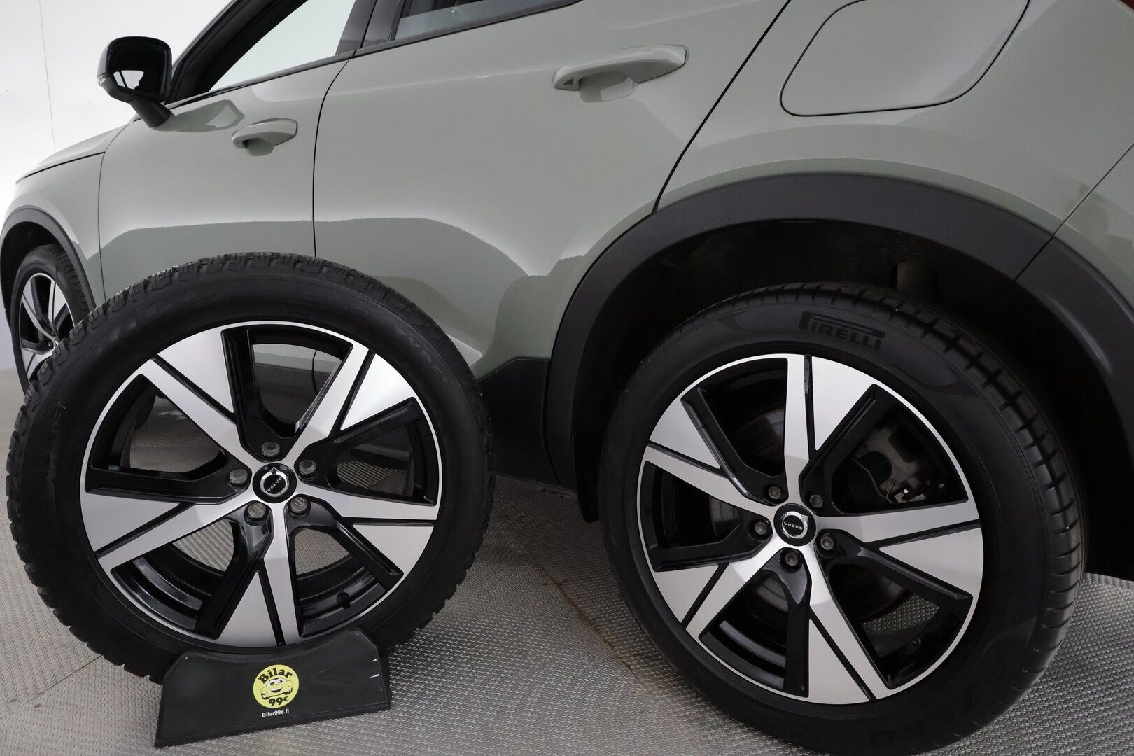 Volvo XC40 2021 P8 AWD R-Design aut **Lämpöpumppu / ACC / LED / Sporttipenkki Muistilla / P.kamera / Navi / Kaistavahti / KeylessGO** - 1-om Suomi-auto / 2x Latauskaapelit / Kahdet Renkaat / Merkkihuollettu! / Akkutarkastettu kunto 94,7%