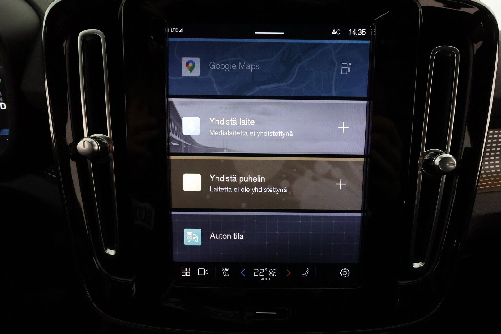 Volvo XC40 2021 P8 AWD R-Design aut **Lämpöpumppu / ACC / LED / Sporttipenkki Muistilla / P.kamera / Navi / Kaistavahti / KeylessGO** - 1-om Suomi-auto / 2x Latauskaapelit / Kahdet Renkaat / Merkkihuollettu! / Akkutarkastettu kunto 94,7% - HULLUT JOULUT KORKOTARJOUS 2,49% 