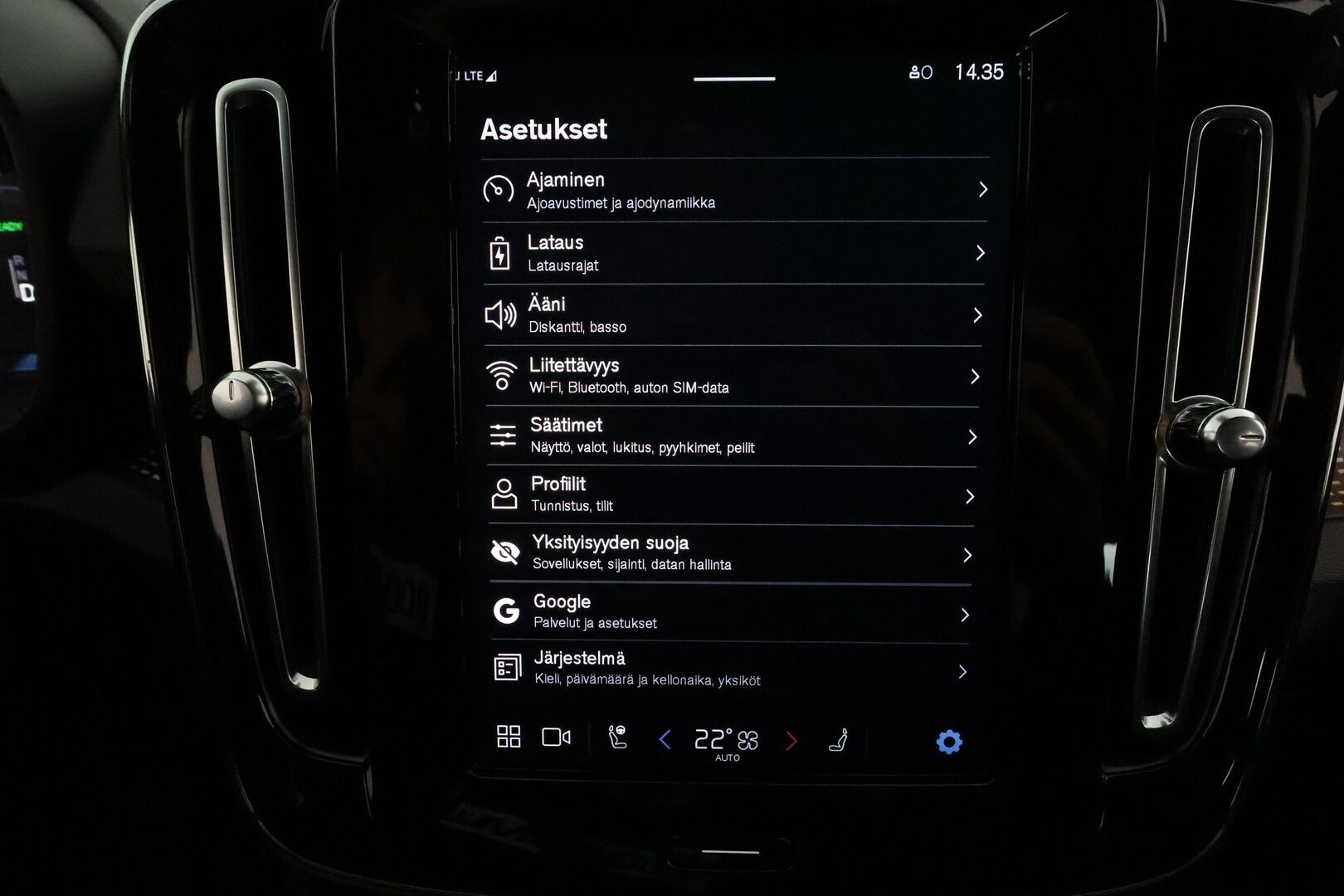 Volvo XC40 2021 P8 AWD R-Design aut **Lämpöpumppu / ACC / LED / Sporttipenkki Muistilla / P.kamera / Navi / Kaistavahti / KeylessGO** - 1-om Suomi-auto / 2x Latauskaapelit / Kahdet Renkaat / Merkkihuollettu! / Akkutarkastettu kunto 94,7% - HULLUT JOULUT KORKOTARJOUS 2,49% 