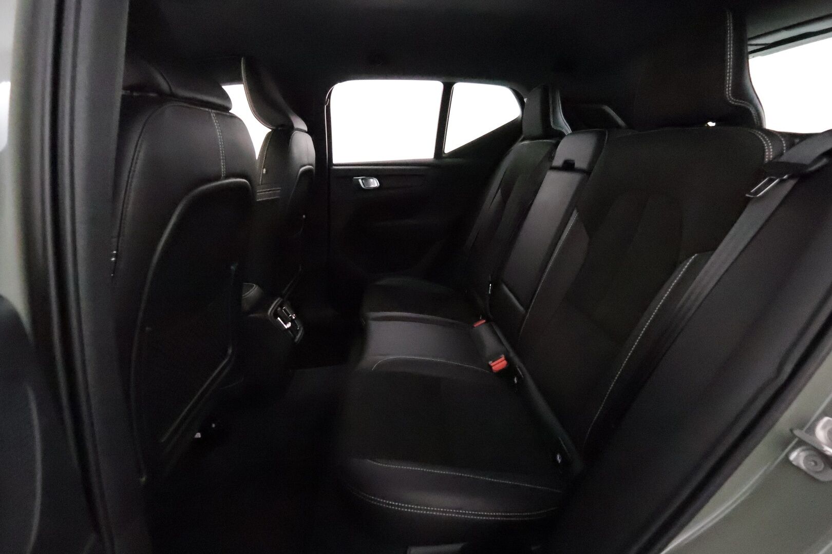 Volvo XC40 2021 P8 AWD R-Design aut **Lämpöpumppu / ACC / LED / Sporttipenkki Muistilla / P.kamera / Navi / Kaistavahti / KeylessGO** - 1-om Suomi-auto / 2x Latauskaapelit / Kahdet Renkaat / Merkkihuollettu! / Akkutarkastettu kunto 94,7% - HULLUT JOULUT KORKOTARJOUS 2,49% 