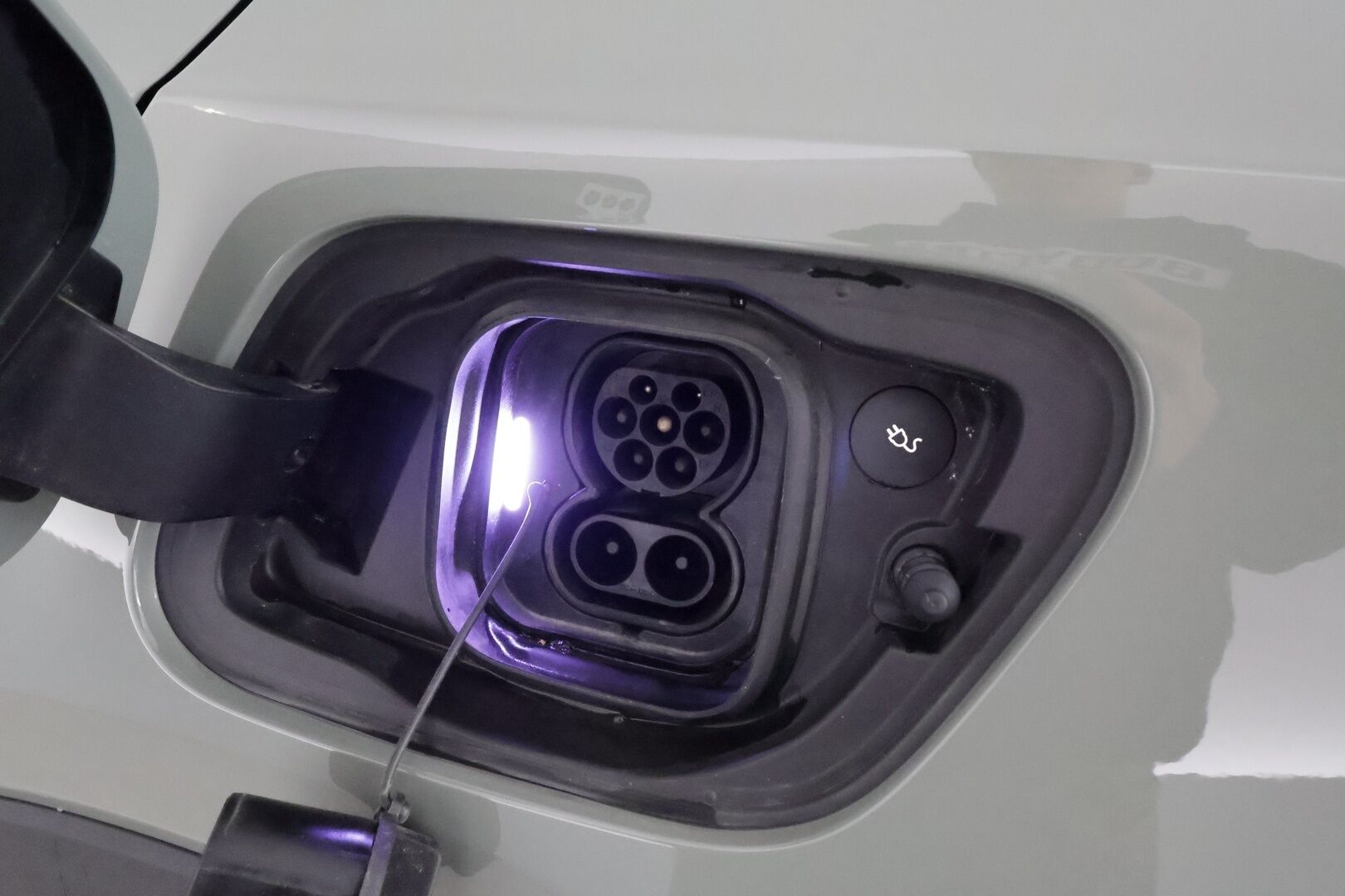 Volvo XC40 2021 P8 AWD R-Design aut **Lämpöpumppu / ACC / LED / Sporttipenkki Muistilla / P.kamera / Navi / Kaistavahti / KeylessGO** - 1-om Suomi-auto / 2x Latauskaapelit / Kahdet Renkaat / Merkkihuollettu! / Akkutarkastettu kunto 94,7% - HULLUT JOULUT KORKOTARJOUS 2,49% 