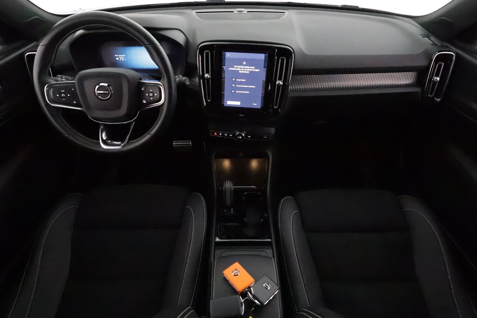 Volvo XC40 2021 P8 AWD R-Design aut **Lämpöpumppu / ACC / LED / Sporttipenkki Muistilla / P.kamera / Navi / Kaistavahti / KeylessGO** - 3,99 % KORKOTARJOUS TÄHÄN AUTOON 14.9. ASTI! - 1-om Suomi-auto / 2x Latauskaapelit / Kahdet Renkaat / Merkkihuollettu! / Akkutarkastettu kunto 94,7%