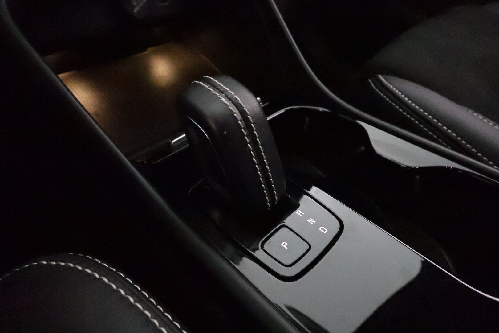 Volvo XC40 2021 P8 AWD R-Design aut **Lämpöpumppu / ACC / LED / Sporttipenkki Muistilla / P.kamera / Navi / Kaistavahti / KeylessGO** - 1-om Suomi-auto / 2x Latauskaapelit / Kahdet Renkaat / Merkkihuollettu! / Akkutarkastettu kunto 94,7%