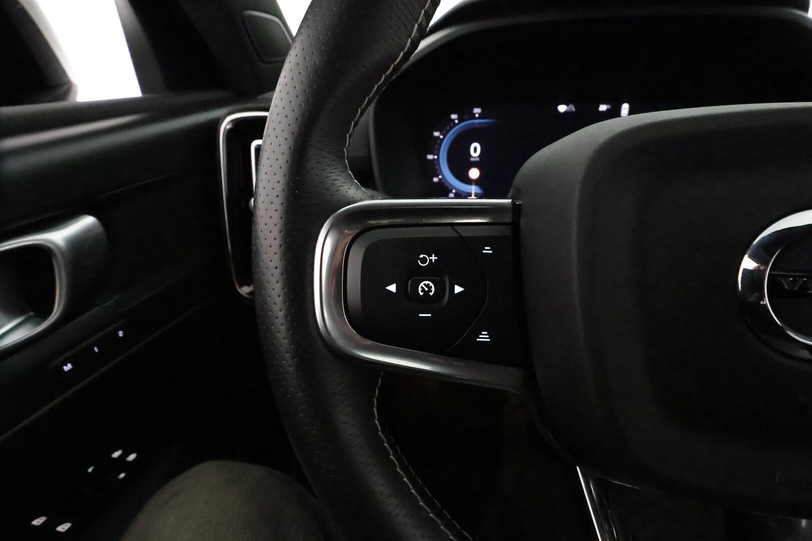 Volvo XC40 2021 P8 AWD R-Design aut **Lämpöpumppu / ACC / LED / Sporttipenkki Muistilla / P.kamera / Navi / Kaistavahti / KeylessGO** - 1-om Suomi-auto / 2x Latauskaapelit / Kahdet Renkaat / Merkkihuollettu! / Akkutarkastettu kunto 94,7%