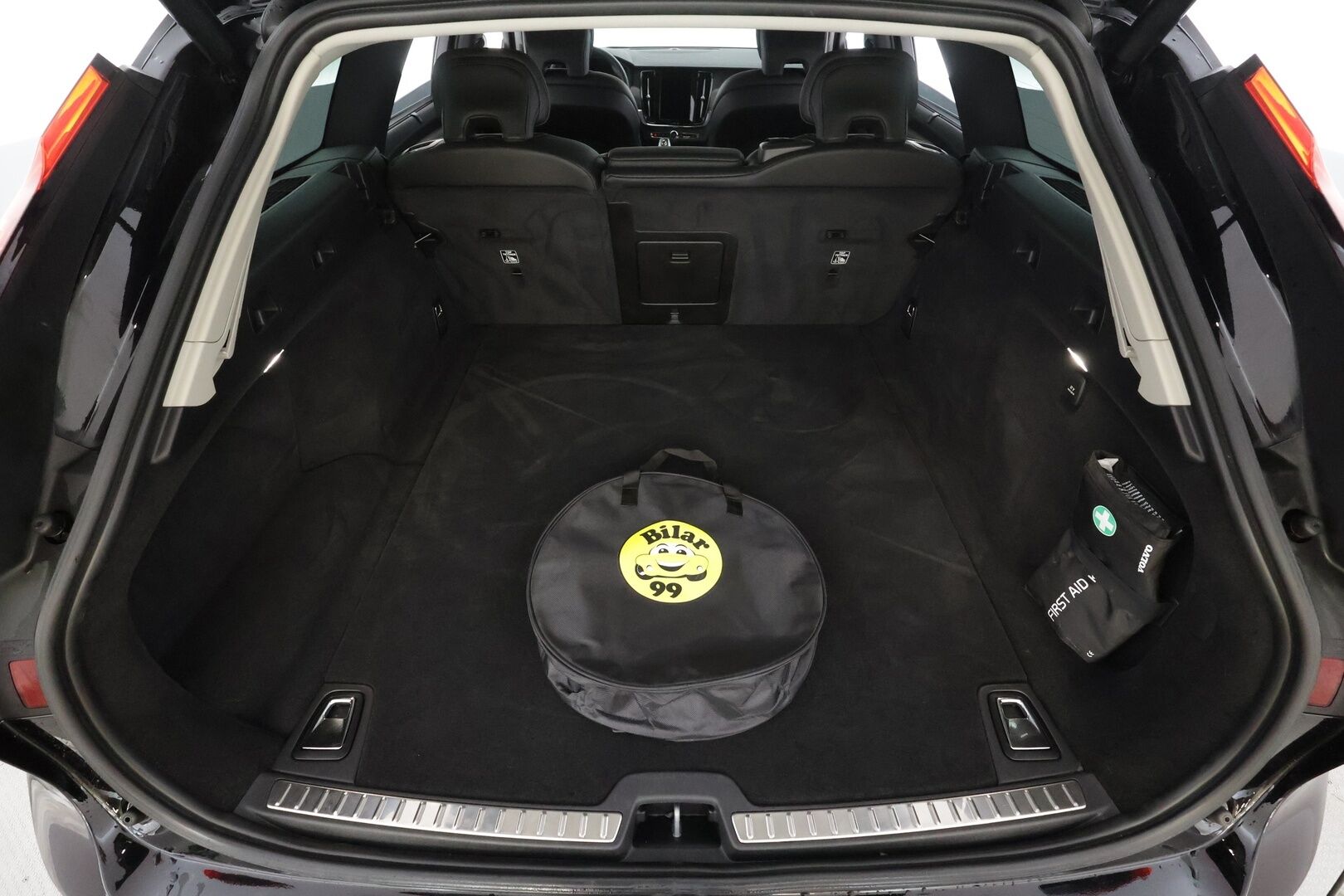 Volvo V90 2021 T8 TwE AWD Inscription aut * Webasto / ACC / LED / P.Kamera / Sportnahat Muistilla / Navi / Kaistavahti * - 1-om Suomi-auto / 2x Latauskaapelit / Kahdet renkaat / Merkkihuollot