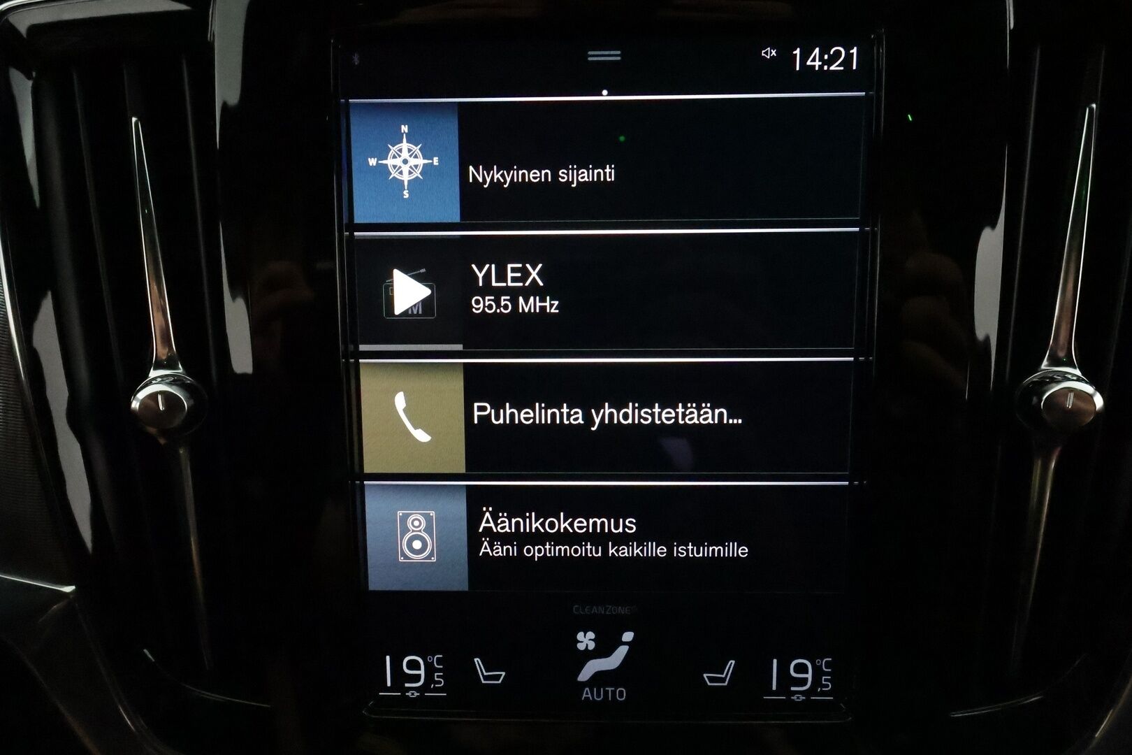 Volvo V90 2021 T6 TwE AWD R-Design aut **Adapt.vakkari / H&K / Webasto / Koukku / P.kamera / Muistipenkit / Full LED / Navi** - 3,99 % KORKOTARJOUS TÄHÄN AUTOON - 1.Om Suomi-auto / Merkkihuollettu / Kahdet renkaat aluvanteilla / Sporttipenkit / Nahka-Alcantara / BLIS
