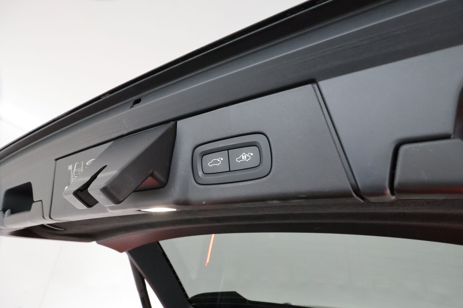 Volvo V90 2021 T6 TwE AWD R-Design aut **Adapt.vakkari / H&K / Webasto / Koukku / P.kamera / Muistipenkit / Full LED / Navi** - 3,99 % KORKOTARJOUS TÄHÄN AUTOON - 1.Om Suomi-auto / Merkkihuollettu / Kahdet renkaat aluvanteilla / Sporttipenkit / Nahka-Alcantara / BLIS