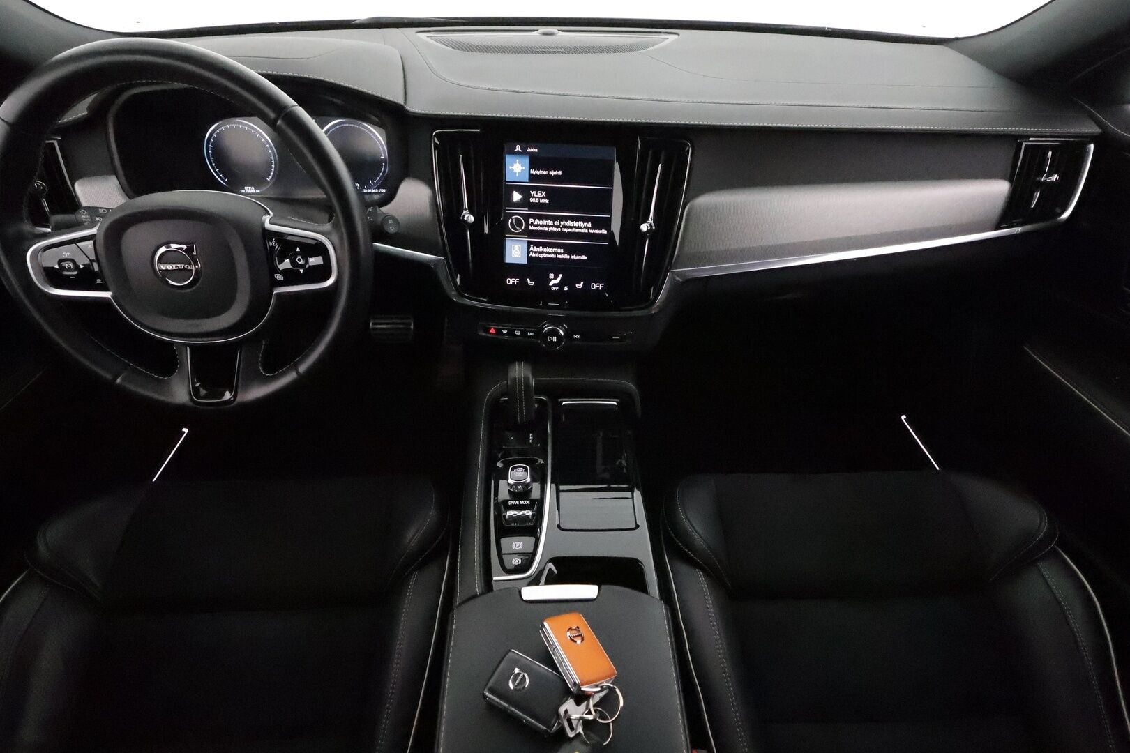 Volvo V90 2021 T6 TwE AWD R-Design aut **Adapt.vakkari / H&K / Webasto / Koukku / P.kamera / Muistipenkit / Full LED / Navi** - 3,99 % KORKOTARJOUS TÄHÄN AUTOON - 1.Om Suomi-auto / Merkkihuollettu / Kahdet renkaat aluvanteilla / Sporttipenkit / Nahka-Alcantara / BLIS