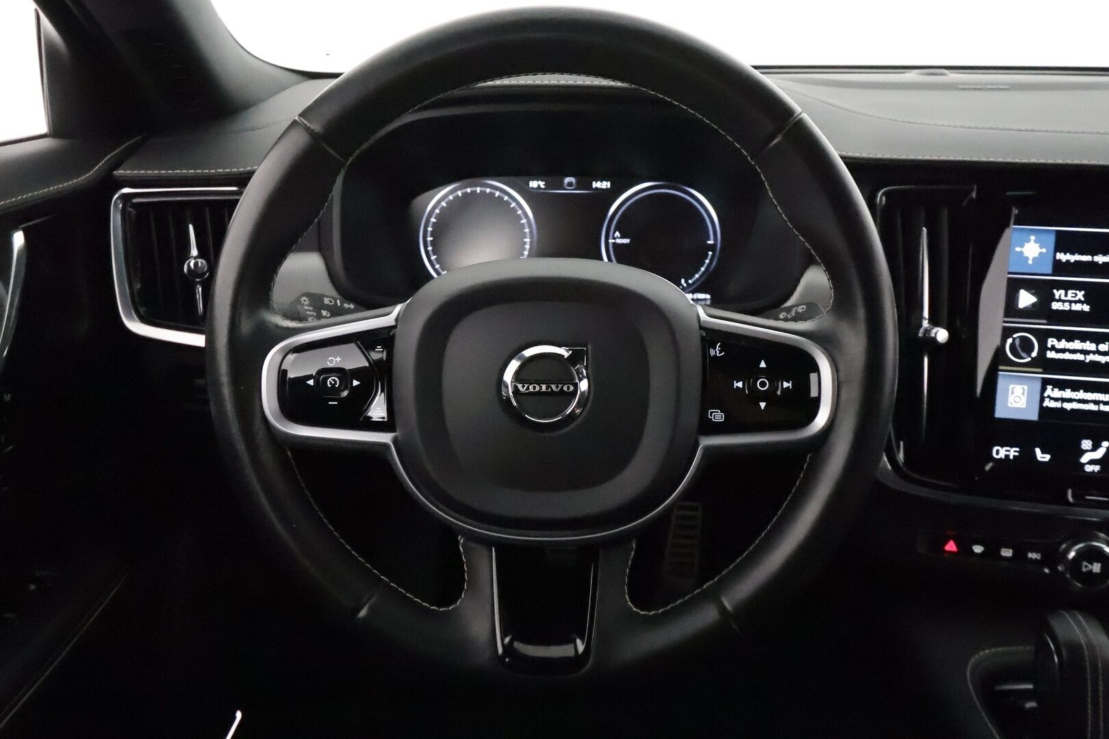 Volvo V90 2021 T6 TwE AWD R-Design aut **Adapt.vakkari / H&K / Webasto / Koukku / P.kamera / Muistipenkit / Full LED / Navi** - 3,99 % KORKOTARJOUS TÄHÄN AUTOON - 1.Om Suomi-auto / Merkkihuollettu / Kahdet renkaat aluvanteilla / Sporttipenkit / Nahka-Alcantara / BLIS