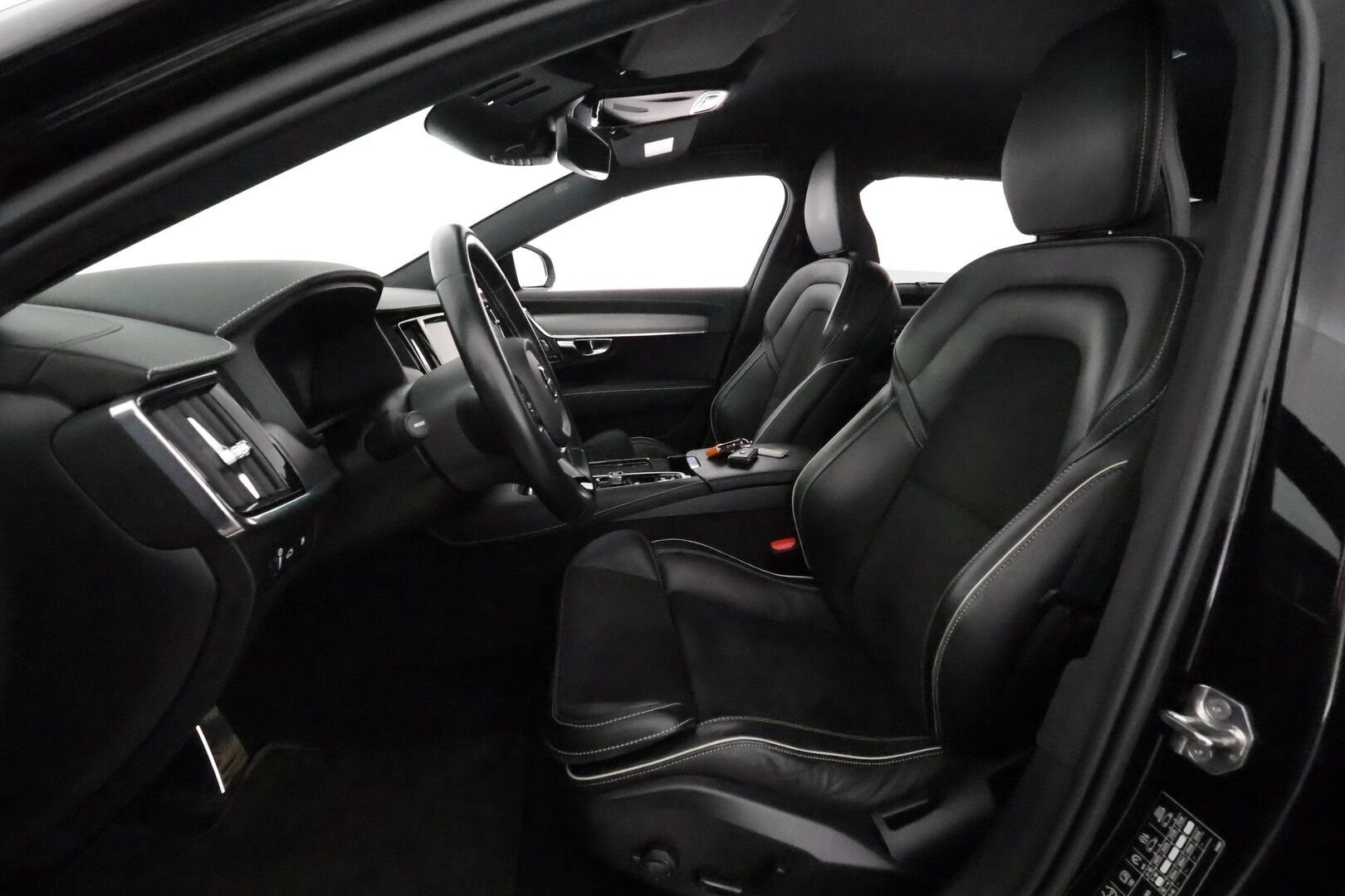 Volvo V90 2021 T6 TwE AWD R-Design aut **Adapt.vakkari / H&K / Webasto / Koukku / P.kamera / Muistipenkit / Full LED / Navi** - 3,99 % KORKOTARJOUS TÄHÄN AUTOON - 1.Om Suomi-auto / Merkkihuollettu / Kahdet renkaat aluvanteilla / Sporttipenkit / Nahka-Alcantara / BLIS
