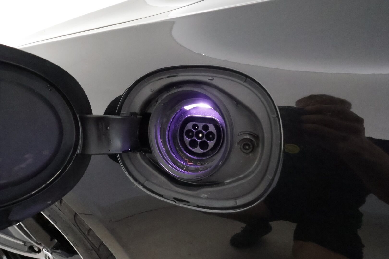 Volvo V90 2021 T6 TwE AWD R-Design aut **Adapt.vakkari / H&K / Webasto / Koukku / P.kamera / Muistipenkit / Full LED / Navi** - 3,99 % KORKOTARJOUS TÄHÄN AUTOON - 1.Om Suomi-auto / Merkkihuollettu / Kahdet renkaat aluvanteilla / Sporttipenkit / Nahka-Alcantara / BLIS
