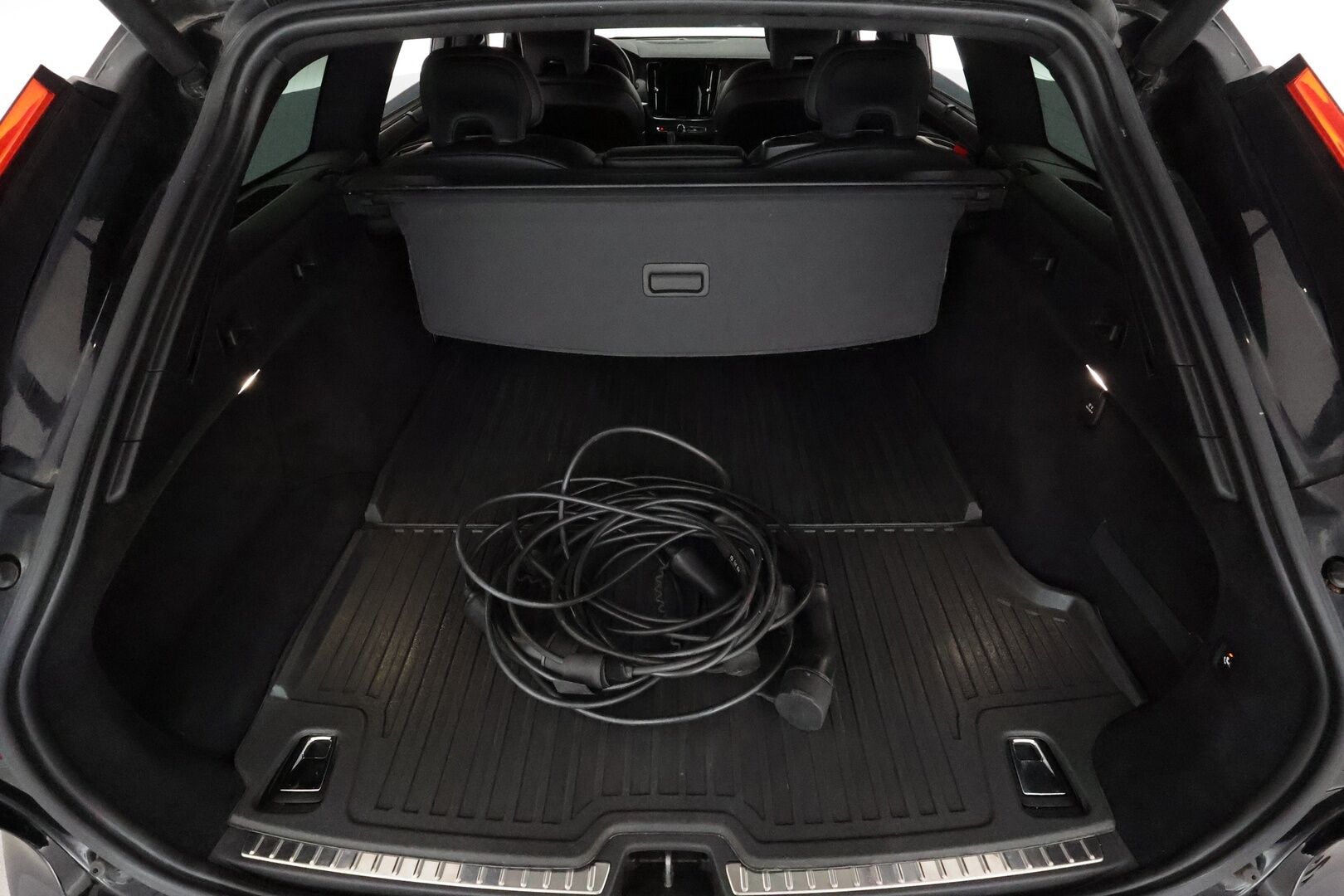 Volvo V90 2021 T6 TwE AWD R-Design aut **Adapt.vakkari / H&K / Webasto / Koukku / P.kamera / Muistipenkit / Full LED / Navi** - 3,99 % KORKOTARJOUS TÄHÄN AUTOON - 1.Om Suomi-auto / Merkkihuollettu / Kahdet renkaat aluvanteilla / Sporttipenkit / Nahka-Alcantara / BLIS