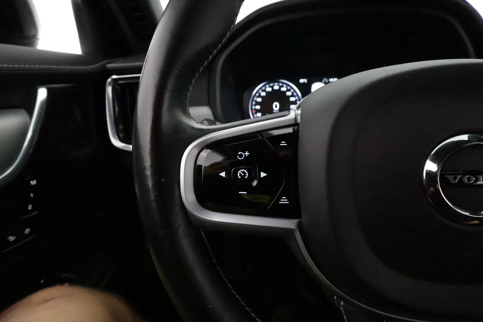 Volvo V90 2021 T6 TwE AWD R-Design aut **Adapt.vakkari / H&K / Webasto / Koukku / P.kamera / Muistipenkit / Full LED / Navi** - 3,99 % KORKOTARJOUS TÄHÄN AUTOON - 1.Om Suomi-auto / Merkkihuollettu / Kahdet renkaat aluvanteilla / Sporttipenkit / Nahka-Alcantara / BLIS