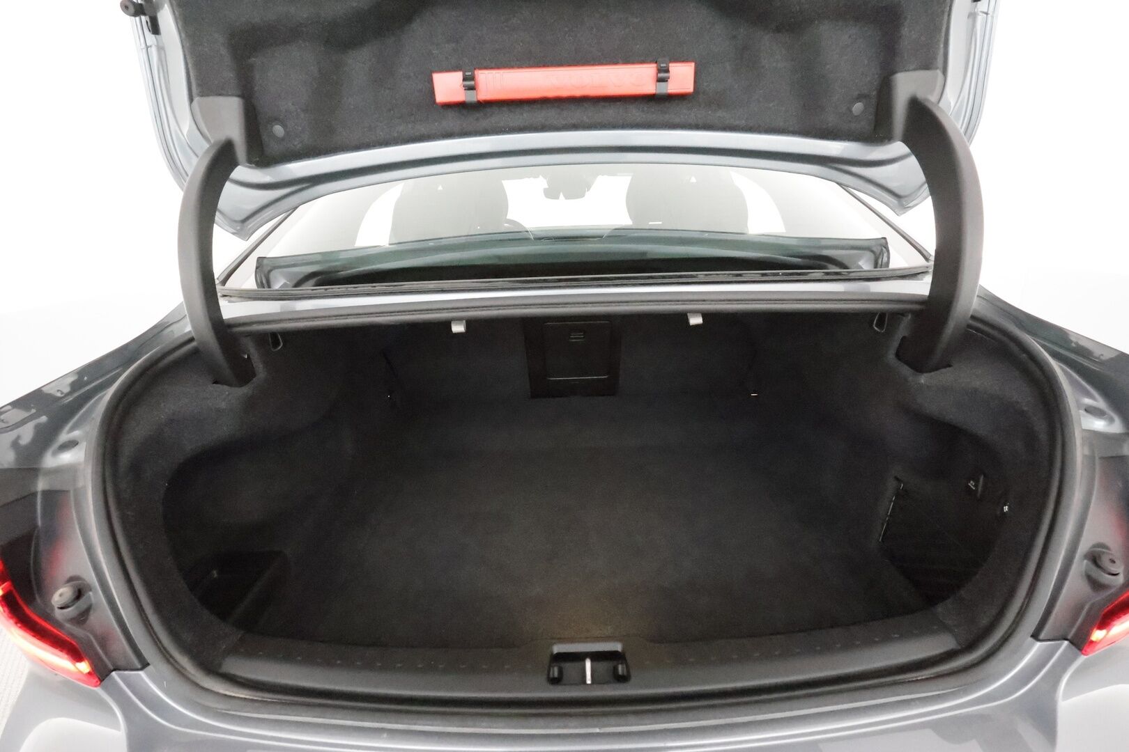 Volvo S60 2021 B5 MHEV Business R-Design aut **Webasto / Koukku / Adapt.Vakkari / Full-LED / P.Kamera / Sporttipenkki Muistilla** - Suomi-auto / Kahdet Renkaat