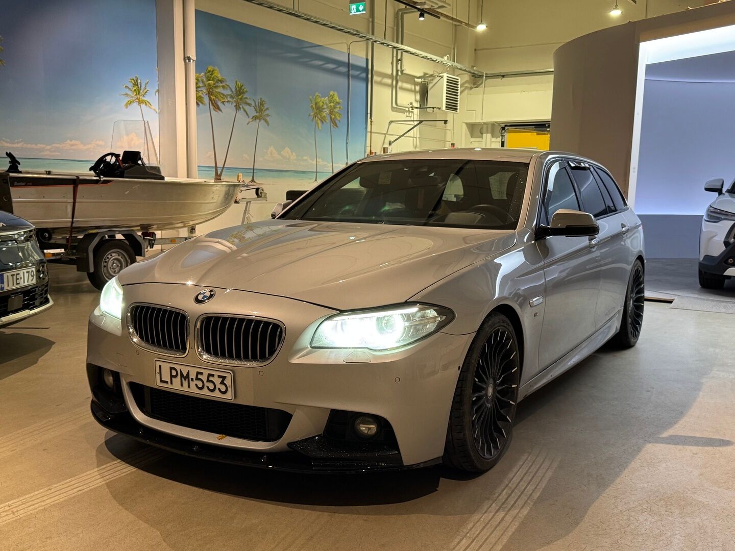 BMW 530 2014 F11 Touring LCI M-Sport - | Digimittaristo | Prof navi | HUD | Harman Kardon | 360 kamera | Koukku | Näyttävä |