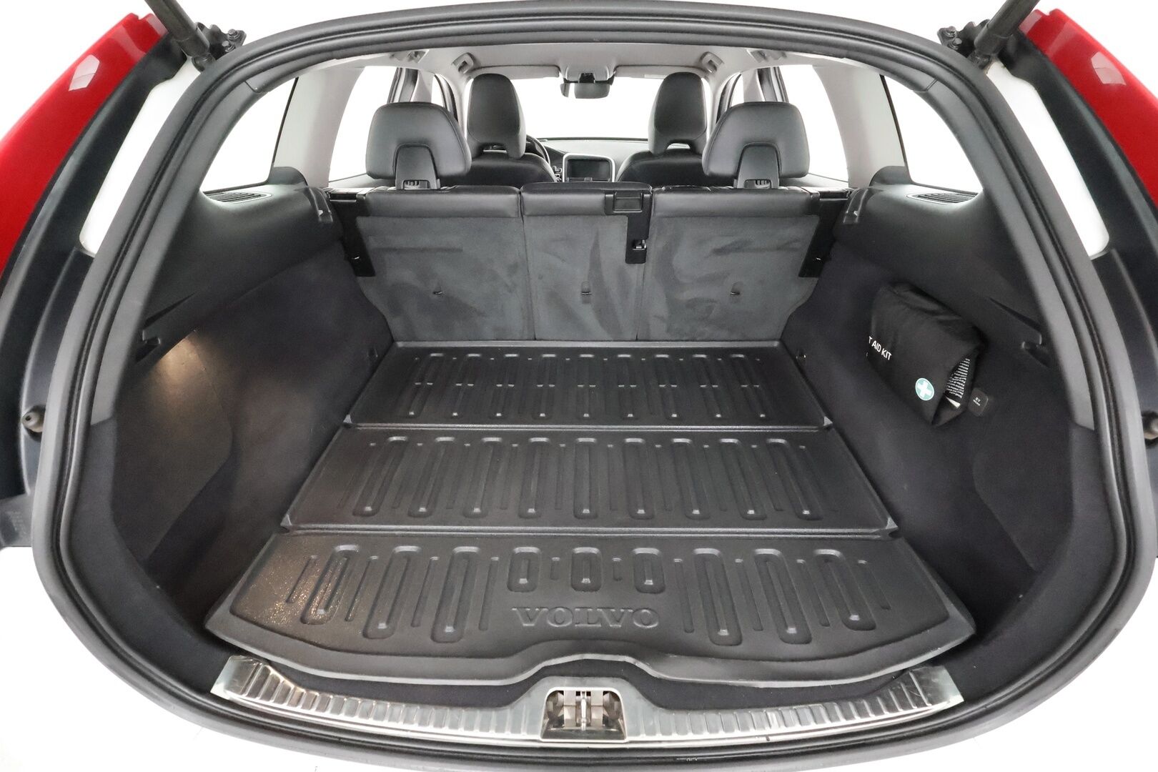 Volvo XC60 2017 D4 Classic AWD * ACC / P.tutkat / Navi / Aktiiv.Xenon / BLIS / Digimittaristo / Sähköluukku / Webasto * - Kahdet renkaat aluvanteilla / Merkkihuollettu / Huippusiisti! - HULLU BLACKWEEK KORKOTARJOUS 2,49%