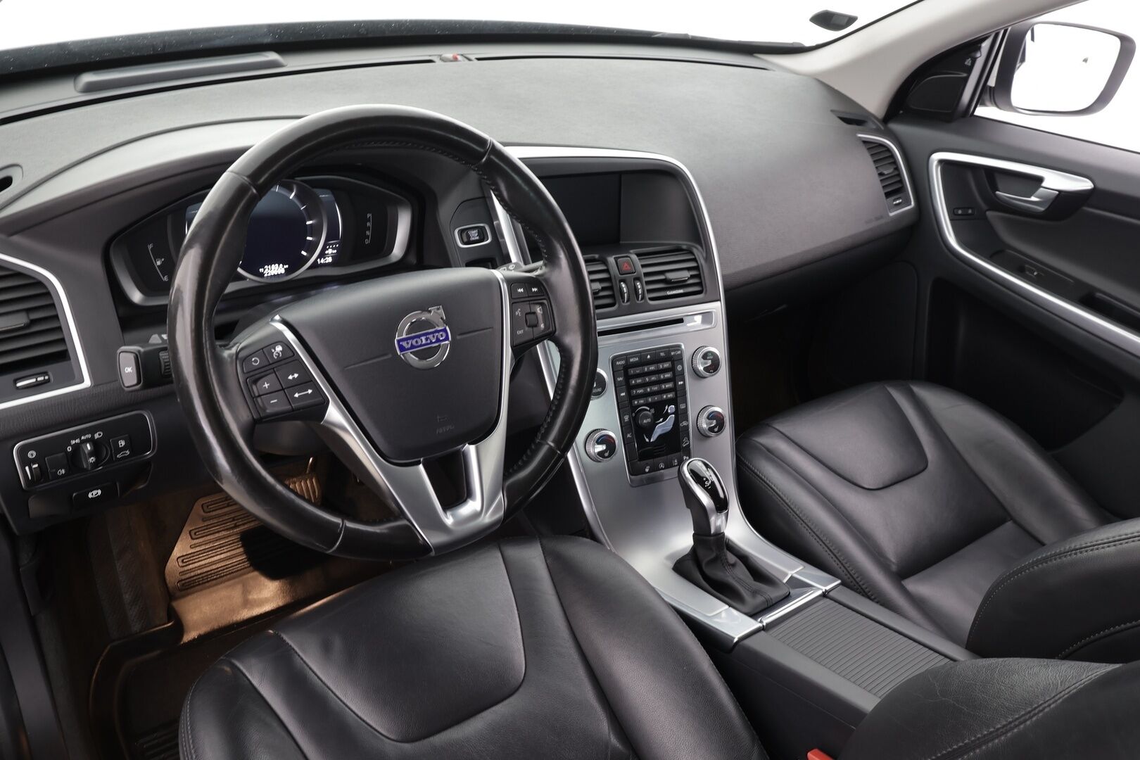 Volvo XC60 2017 D4 Classic AWD * ACC / P.tutkat / Navi / Aktiiv.Xenon / BLIS / Digimittaristo / Sähköluukku / Webasto * - Kahdet renkaat aluvanteilla / Merkkihuollettu / Huippusiisti! - HULLU BLACKWEEK KORKOTARJOUS 2,49%