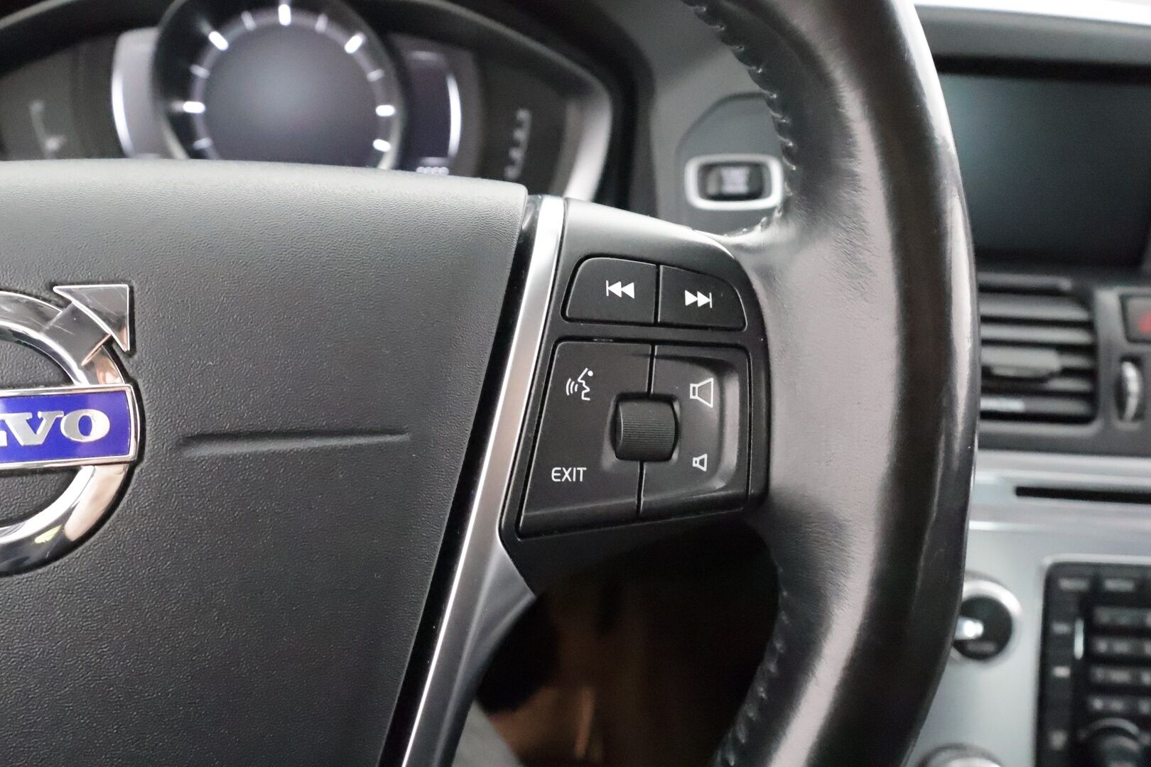 Volvo XC60 2017 D4 Classic AWD * ACC / P.tutkat / Navi / Aktiiv.Xenon / BLIS / Digimittaristo / Sähköluukku / Webasto * - Kahdet renkaat aluvanteilla / Merkkihuollettu / Huippusiisti! - HULLU BLACKWEEK KORKOTARJOUS 2,49%