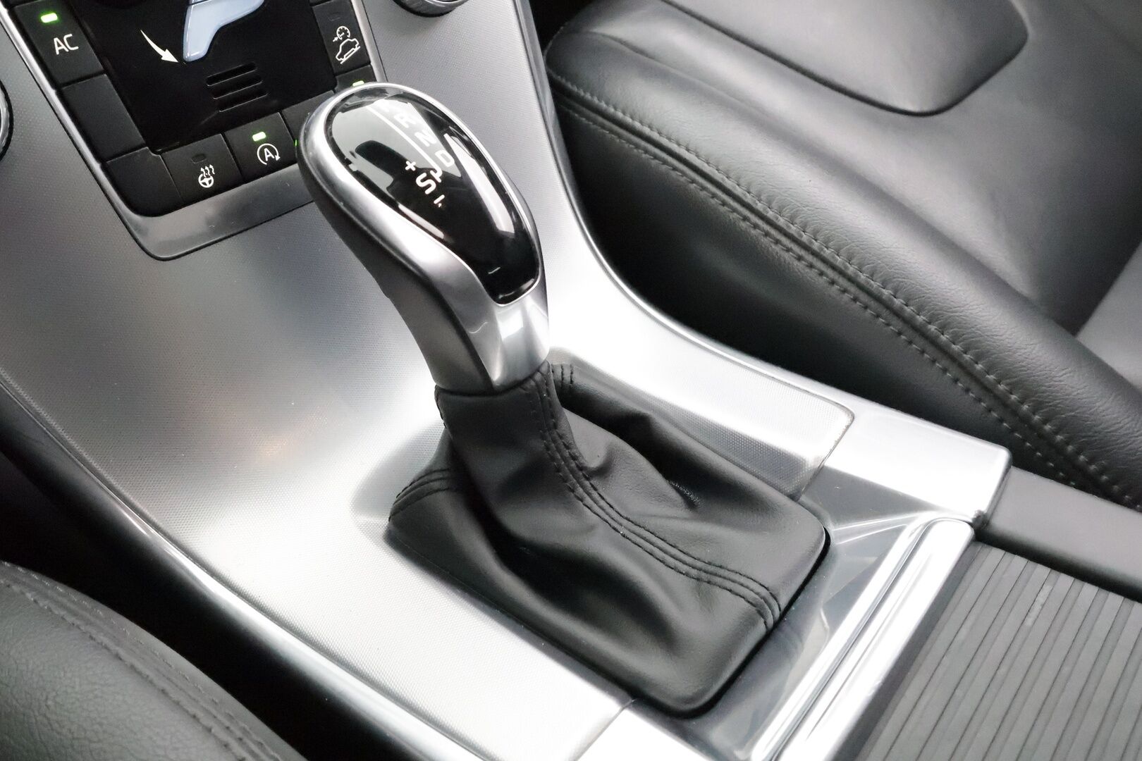 Volvo XC60 2017 D4 Classic AWD * ACC / P.tutkat / Navi / Aktiiv.Xenon / BLIS / Digimittaristo / Sähköluukku / Webasto * - Kahdet renkaat aluvanteilla / Merkkihuollettu / Huippusiisti! - HULLU BLACKWEEK KORKOTARJOUS 2,49%