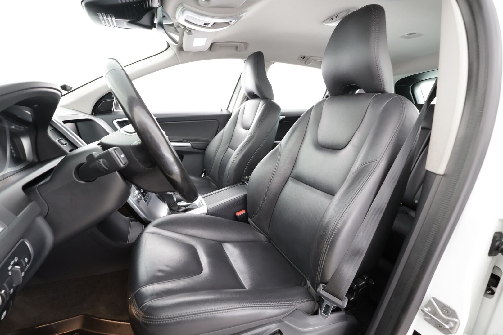 Volvo XC60 2017 D4 Classic AWD * ACC / P.tutkat / Navi / Aktiiv.Xenon / BLIS / Digimittaristo / Sähköluukku / Webasto * - Kahdet renkaat aluvanteilla / Merkkihuollettu / Huippusiisti! - HULLU BLACKWEEK KORKOTARJOUS 2,49%