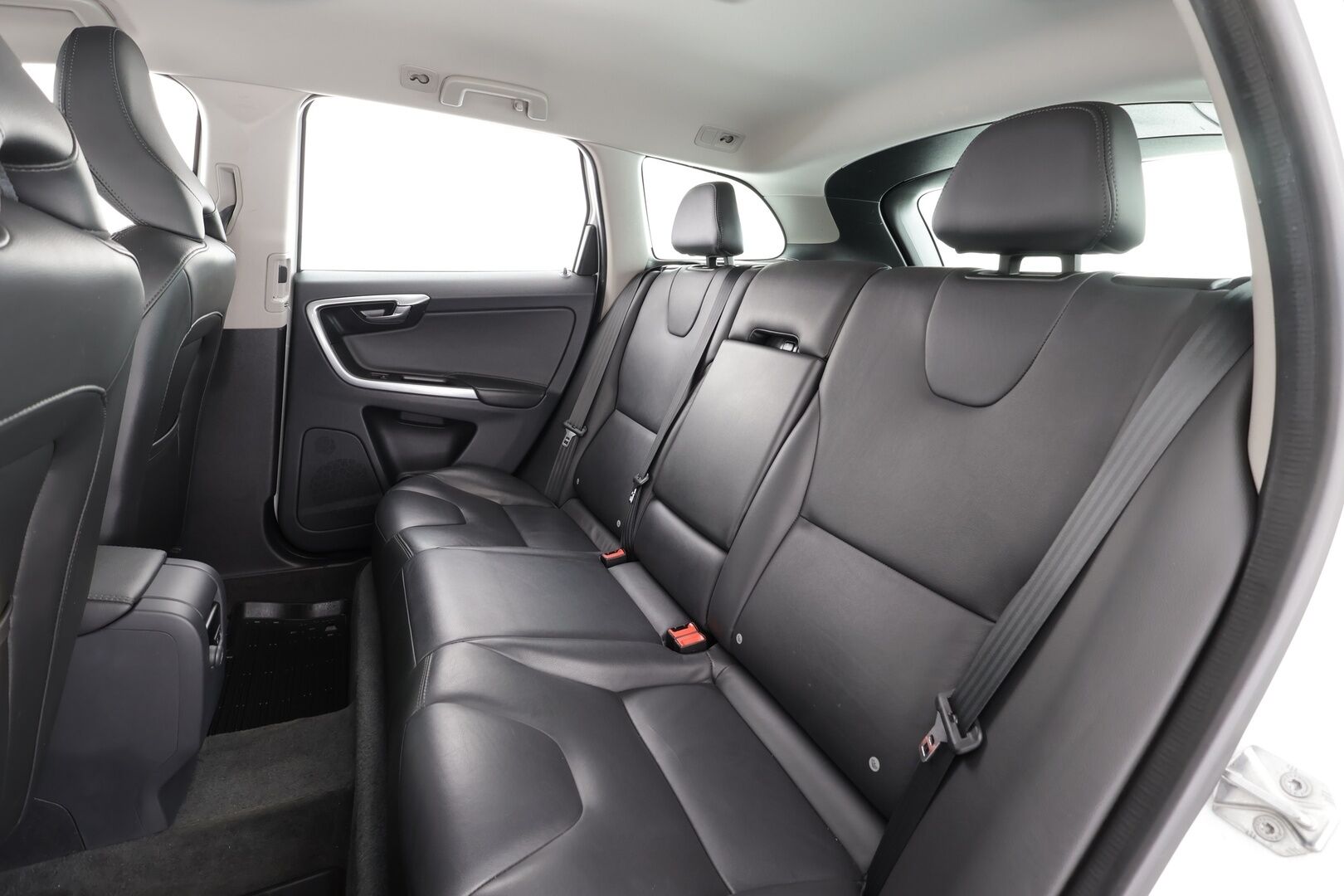 Volvo XC60 2017 D4 Classic AWD * ACC / P.tutkat / Navi / Aktiiv.Xenon / BLIS / Digimittaristo / Sähköluukku / Webasto * - Kahdet renkaat aluvanteilla / Merkkihuollettu / Huippusiisti! - HULLU BLACKWEEK KORKOTARJOUS 2,49%