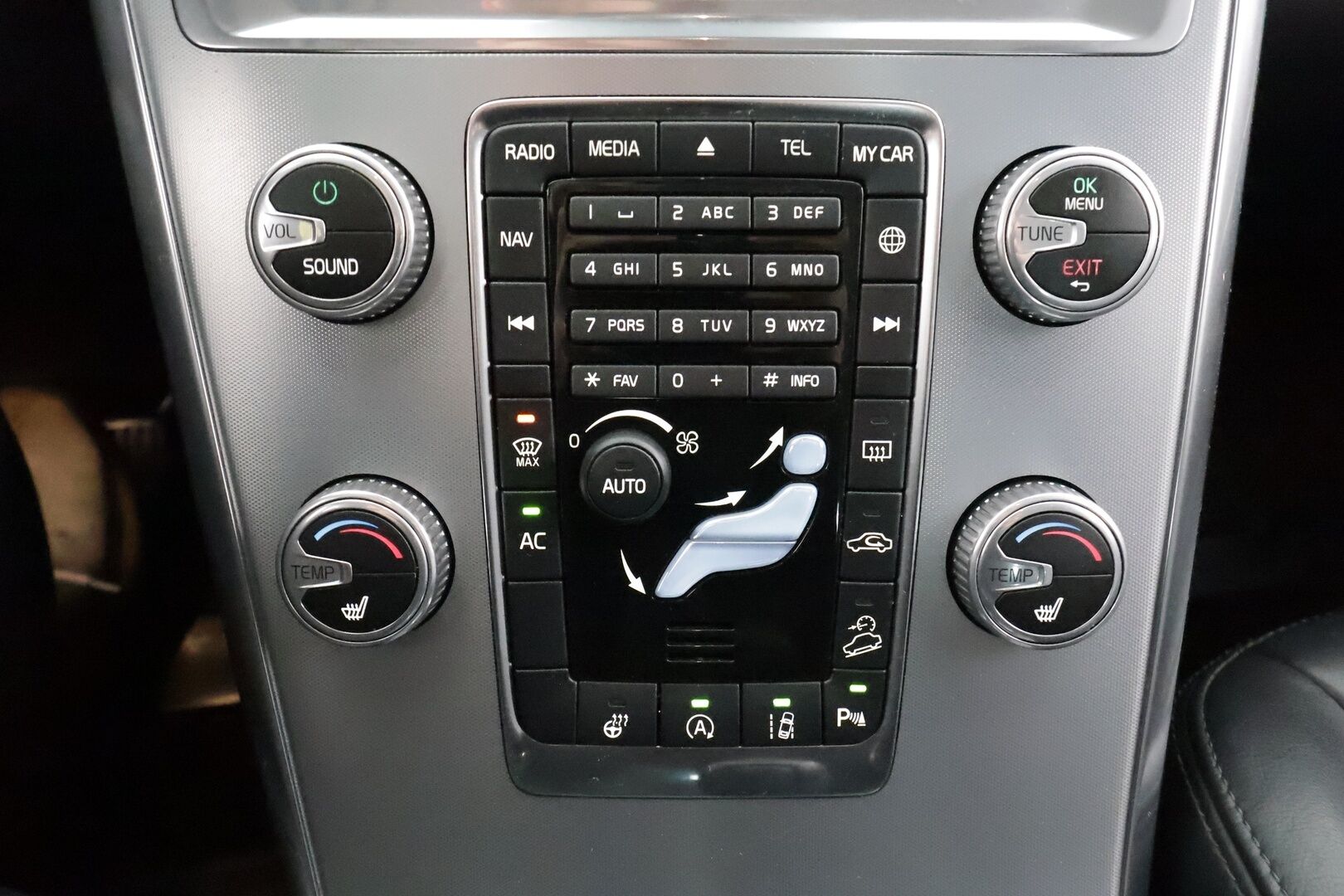 Volvo XC60 2017 D4 Classic AWD * ACC / P.tutkat / Navi / Aktiiv.Xenon / BLIS / Digimittaristo / Sähköluukku / Webasto * - Kahdet renkaat aluvanteilla / Merkkihuollettu / Huippusiisti! - HULLU BLACKWEEK KORKOTARJOUS 2,49%