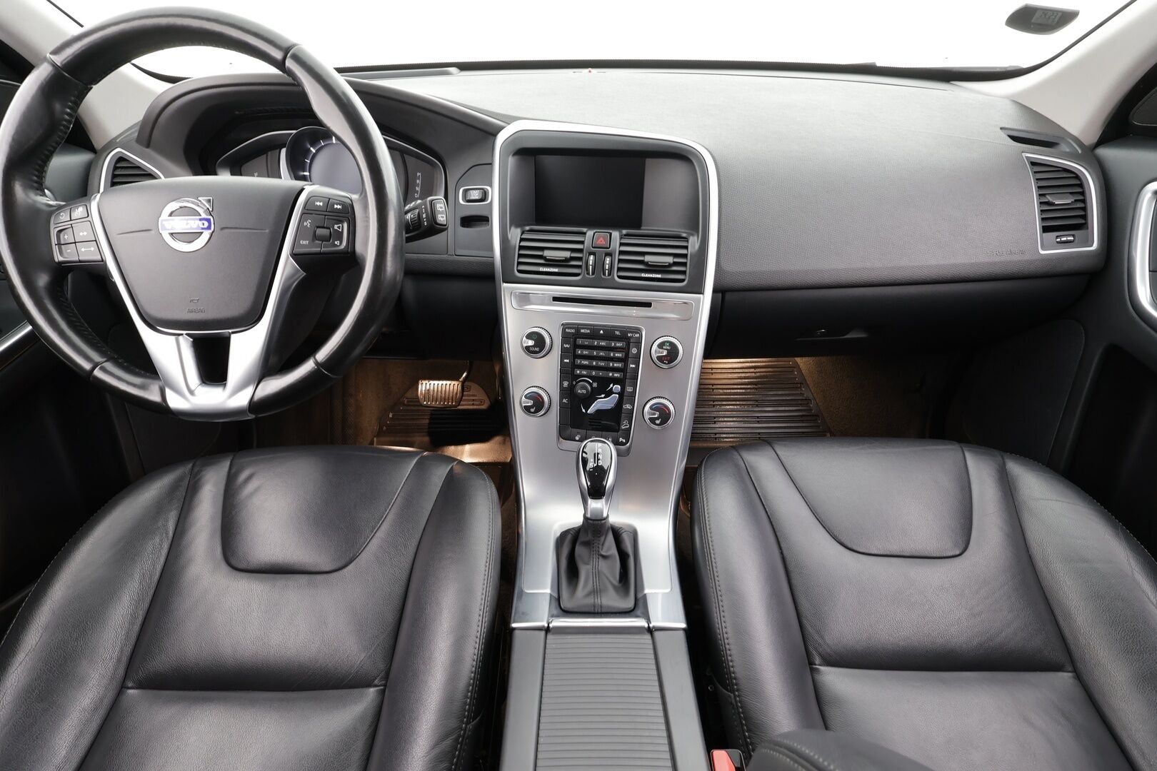 Volvo XC60 2017 D4 Classic AWD * ACC / P.tutkat / Navi / Aktiiv.Xenon / BLIS / Digimittaristo / Sähköluukku / Webasto * - Kahdet renkaat aluvanteilla / Merkkihuollettu / Huippusiisti! - HULLU BLACKWEEK KORKOTARJOUS 2,49%