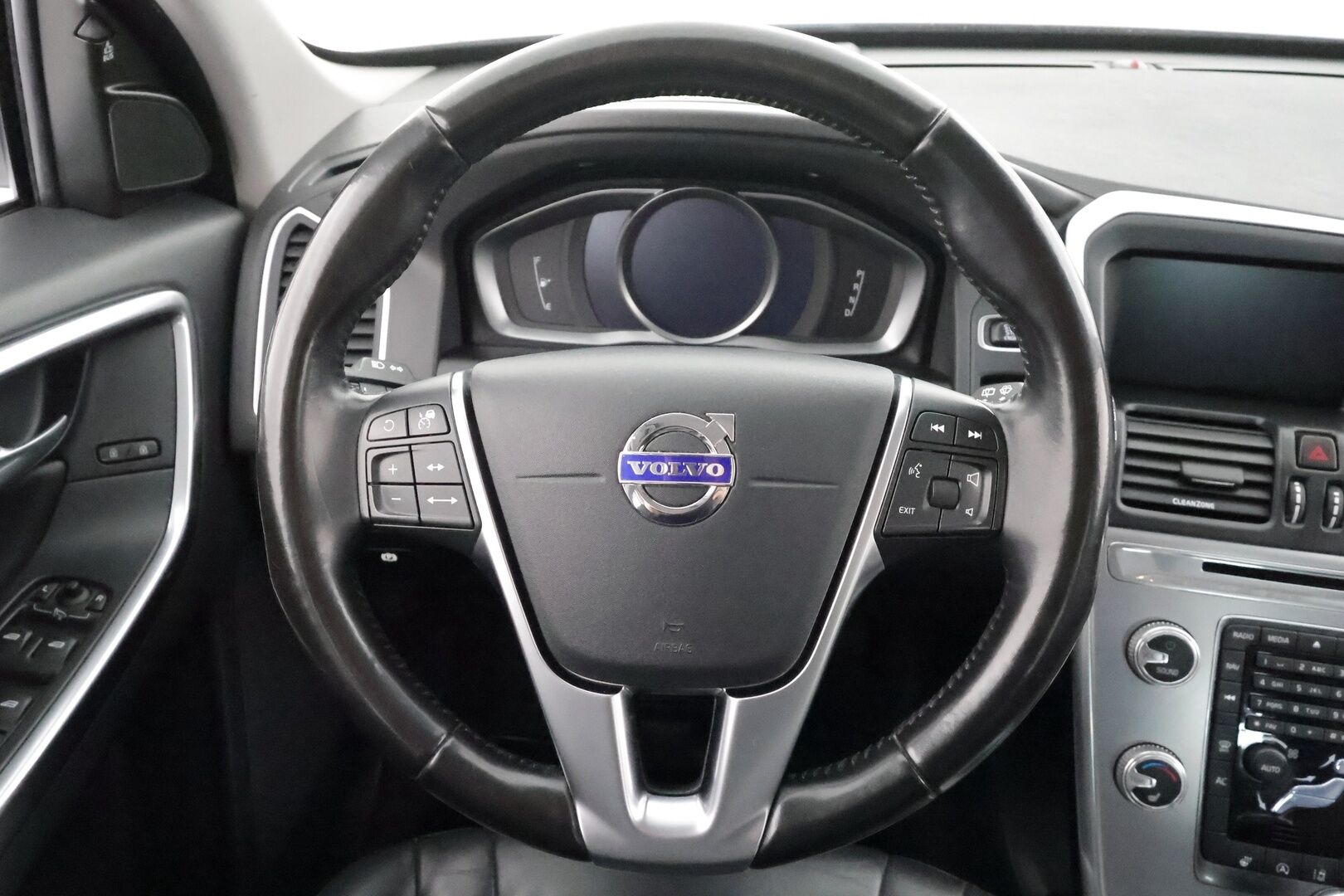 Volvo XC60 2017 D4 Classic AWD * ACC / P.tutkat / Navi / Aktiiv.Xenon / BLIS / Digimittaristo / Sähköluukku / Webasto * - Kahdet renkaat aluvanteilla / Merkkihuollettu / Huippusiisti! - HULLU BLACKWEEK KORKOTARJOUS 2,49%