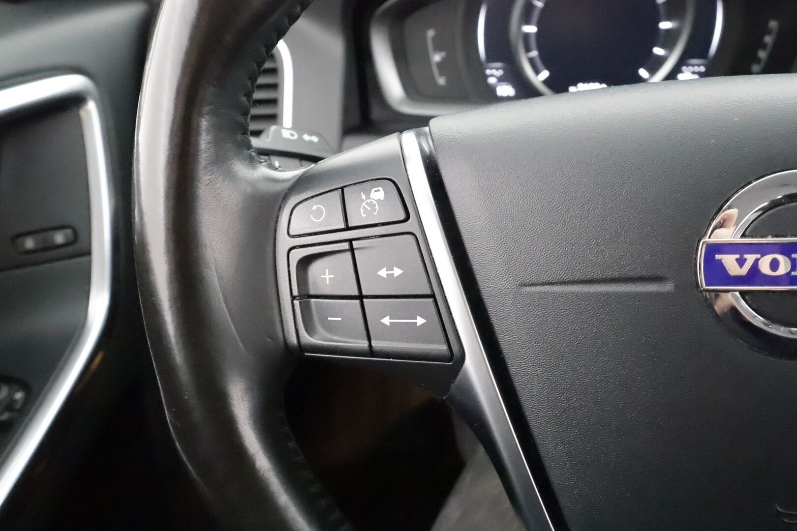 Volvo XC60 2017 D4 Classic AWD * ACC / P.tutkat / Navi / Aktiiv.Xenon / BLIS / Digimittaristo / Sähköluukku / Webasto * - Kahdet renkaat aluvanteilla / Merkkihuollettu / Huippusiisti! - HULLU BLACKWEEK KORKOTARJOUS 2,49%