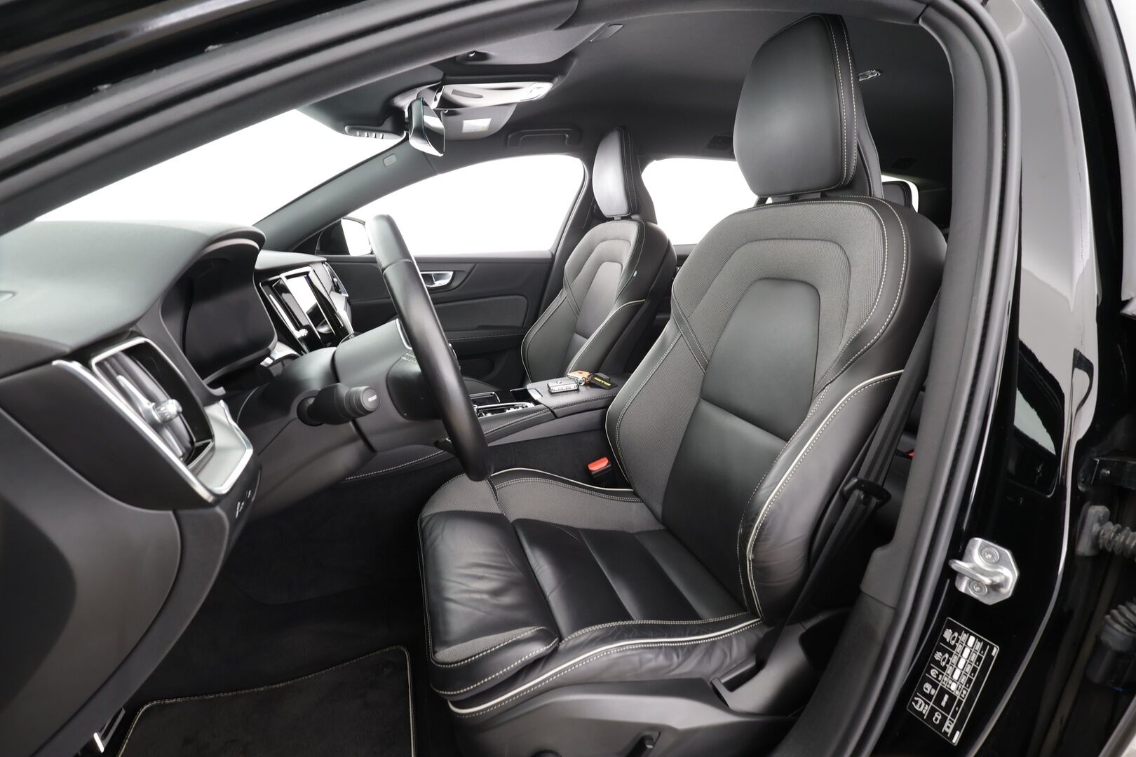 Volvo V60 2021 T8 TwE AWD Business R-Design aut * P.Kamera / ACC / P.Lämmitin / Puolinahat / P.Kamera / Navi / Keyless * - 1.Om suomi-auto / Kahdet Renkaat / Koti & Kauppa