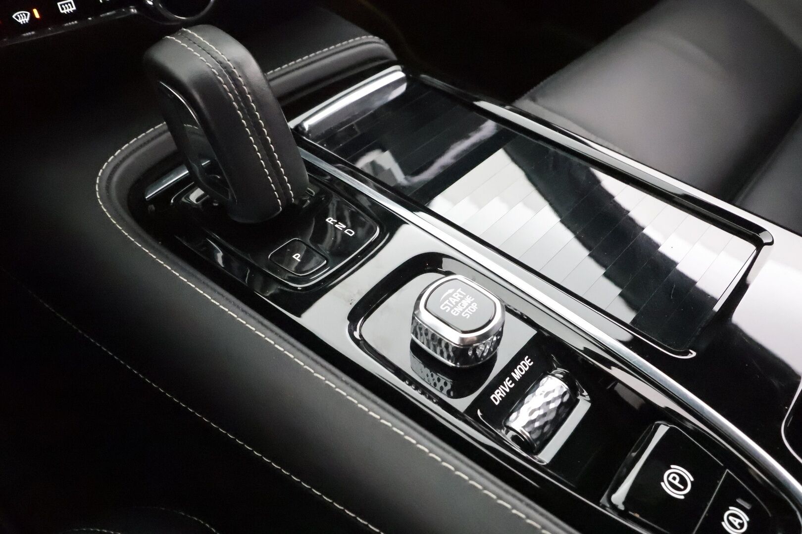 Volvo V60 2021 T8 TwE AWD Business R-Design aut * P.Kamera / ACC / P.Lämmitin / Puolinahat / P.Kamera / Navi / Keyless * - 1.Om suomi-auto / Kahdet Renkaat / Koti & Kauppa