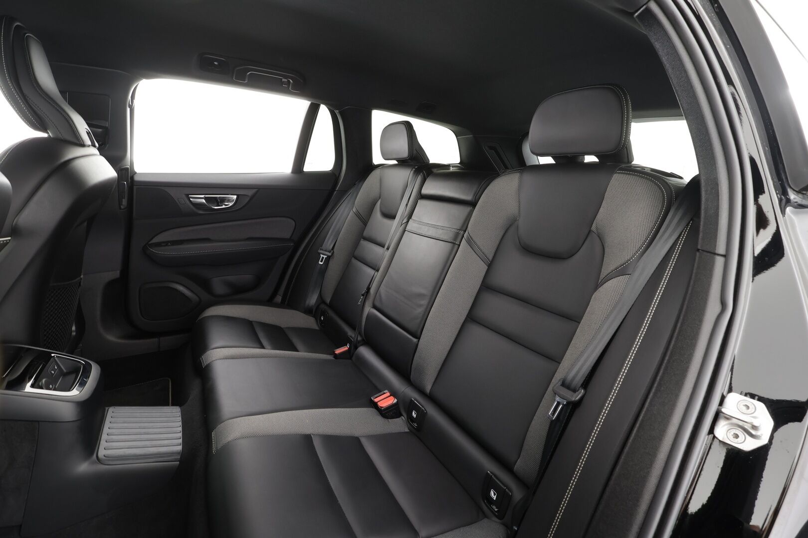 Volvo V60 2021 T8 TwE AWD Business R-Design aut * P.Kamera / ACC / P.Lämmitin / Puolinahat / P.Kamera / Navi / Keyless * - 1.Om suomi-auto / Kahdet Renkaat / Koti & Kauppa