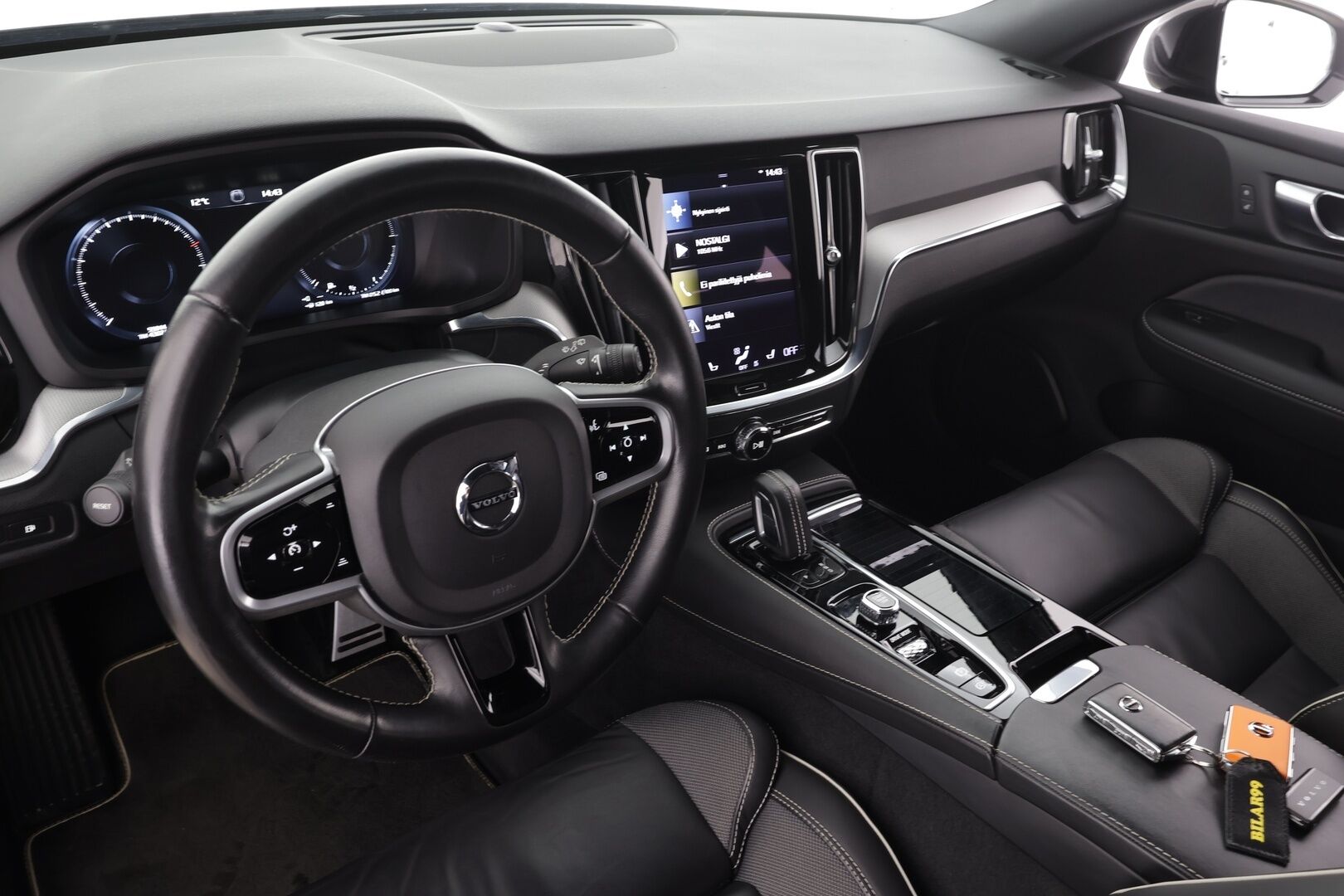 Volvo V60 2021 T8 TwE AWD Business R-Design aut * P.Kamera / ACC / P.Lämmitin / Puolinahat / P.Kamera / Navi / Keyless * - 1.Om suomi-auto / Kahdet Renkaat / Koti & Kauppa