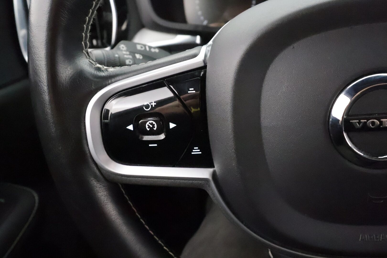 Volvo V60 2021 T8 TwE AWD Business R-Design aut * P.Kamera / ACC / P.Lämmitin / Puolinahat / P.Kamera / Navi / Keyless * - 1.Om suomi-auto / Kahdet Renkaat / Koti & Kauppa