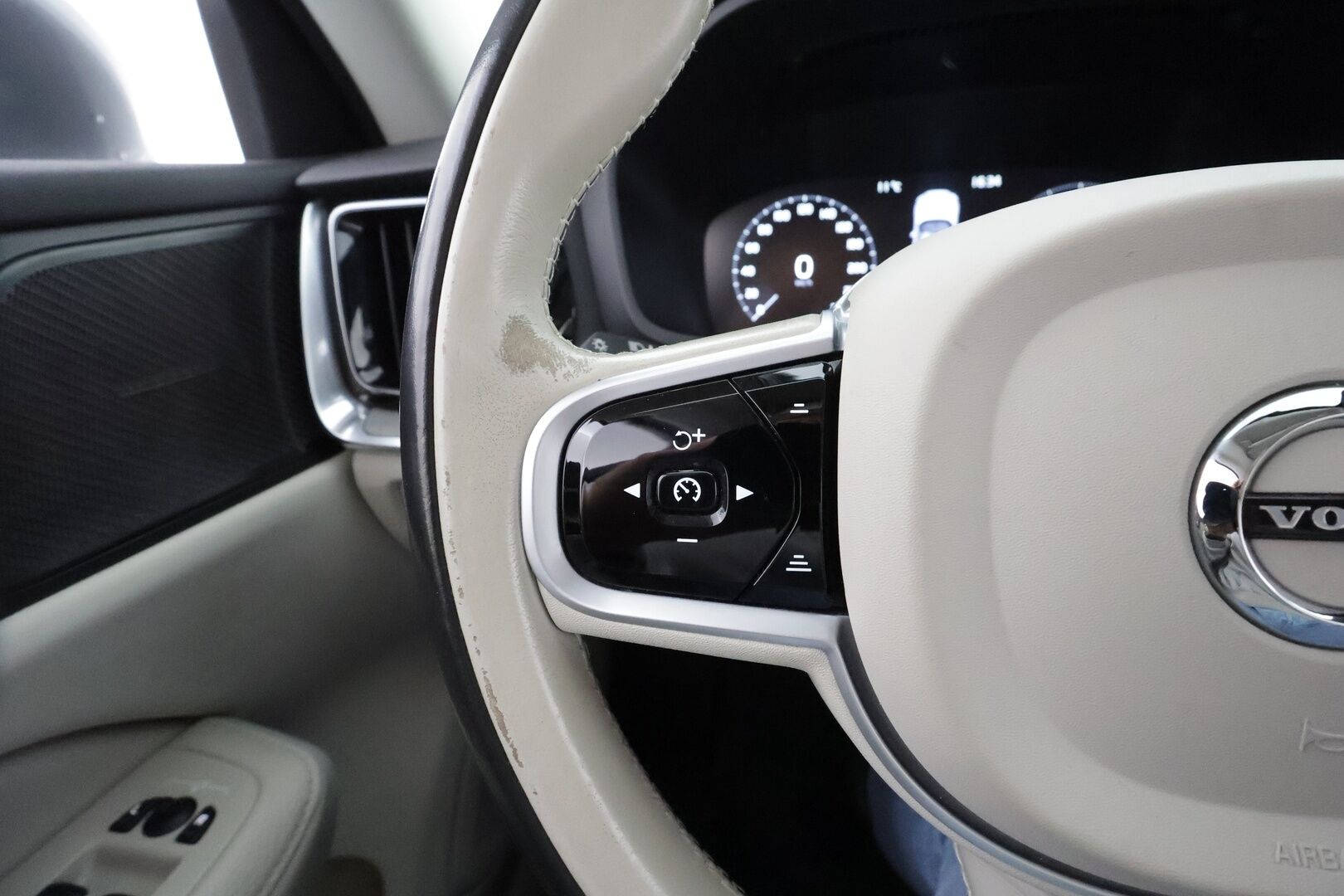 Volvo V60 2021 B4 D-MHEV Business Inscription aut - 1**.Om Suomi-auto | ACC | H&K / Webasto | Koukku | Full LED | Muistipenkki | P.kamera | BLIS | Navi | Kahdet renkaat aluvanteilla | Merkkihuollettu