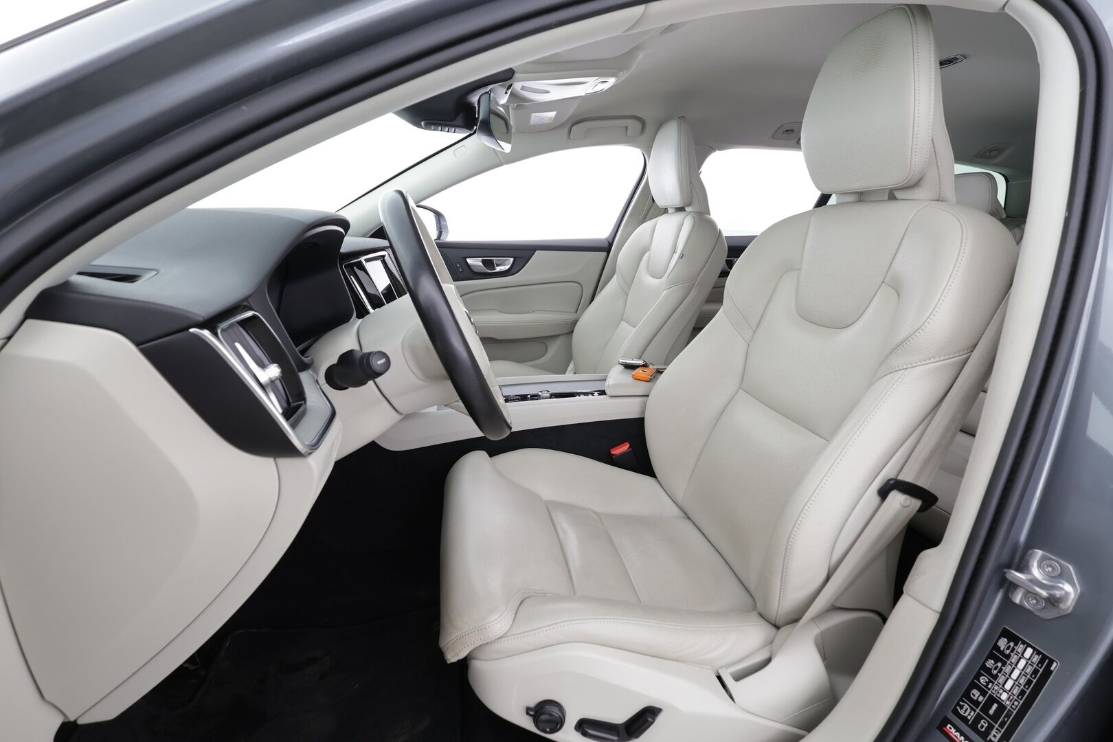 Volvo V60 2021 B4 D-MHEV Business Inscription aut - 1**.Om Suomi-auto | ACC | H&K / Webasto | Koukku | Full LED | Muistipenkki | P.kamera | BLIS | Navi | Kahdet renkaat aluvanteilla | Merkkihuollettu
