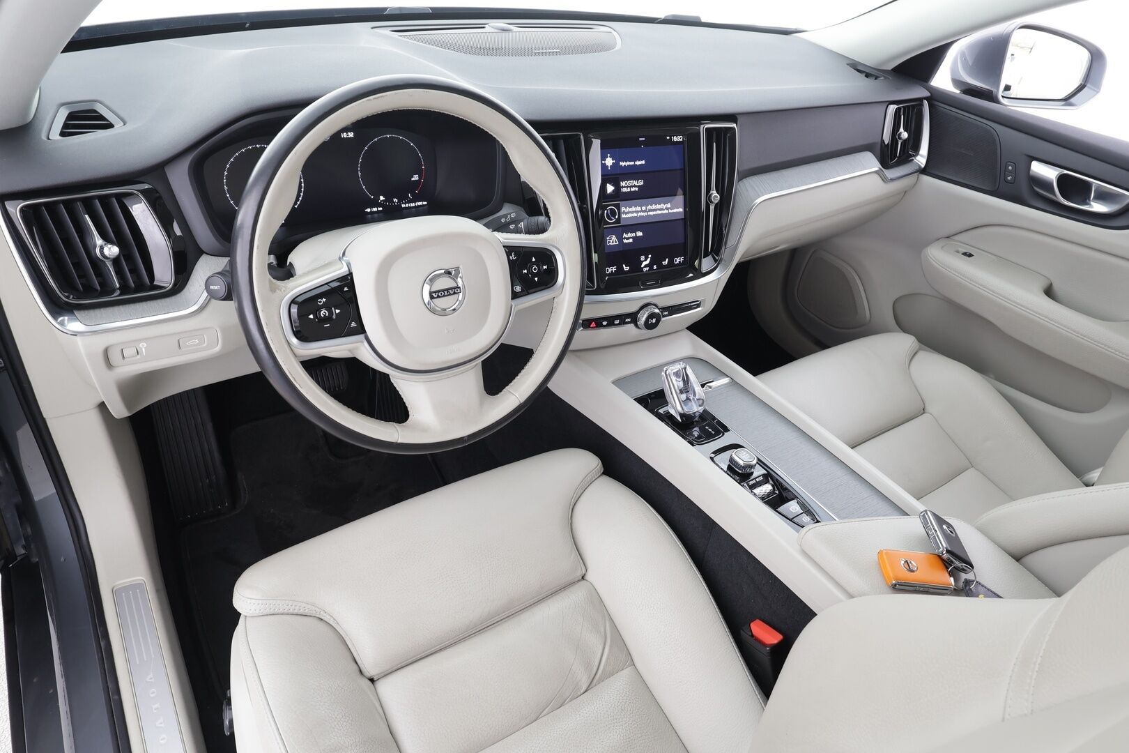 Volvo V60 2021 B4 D-MHEV Business Inscription aut - 1**.Om Suomi-auto | ACC | H&K / Webasto | Koukku | Full LED | Muistipenkki | P.kamera | BLIS | Navi | Kahdet renkaat aluvanteilla | Merkkihuollettu