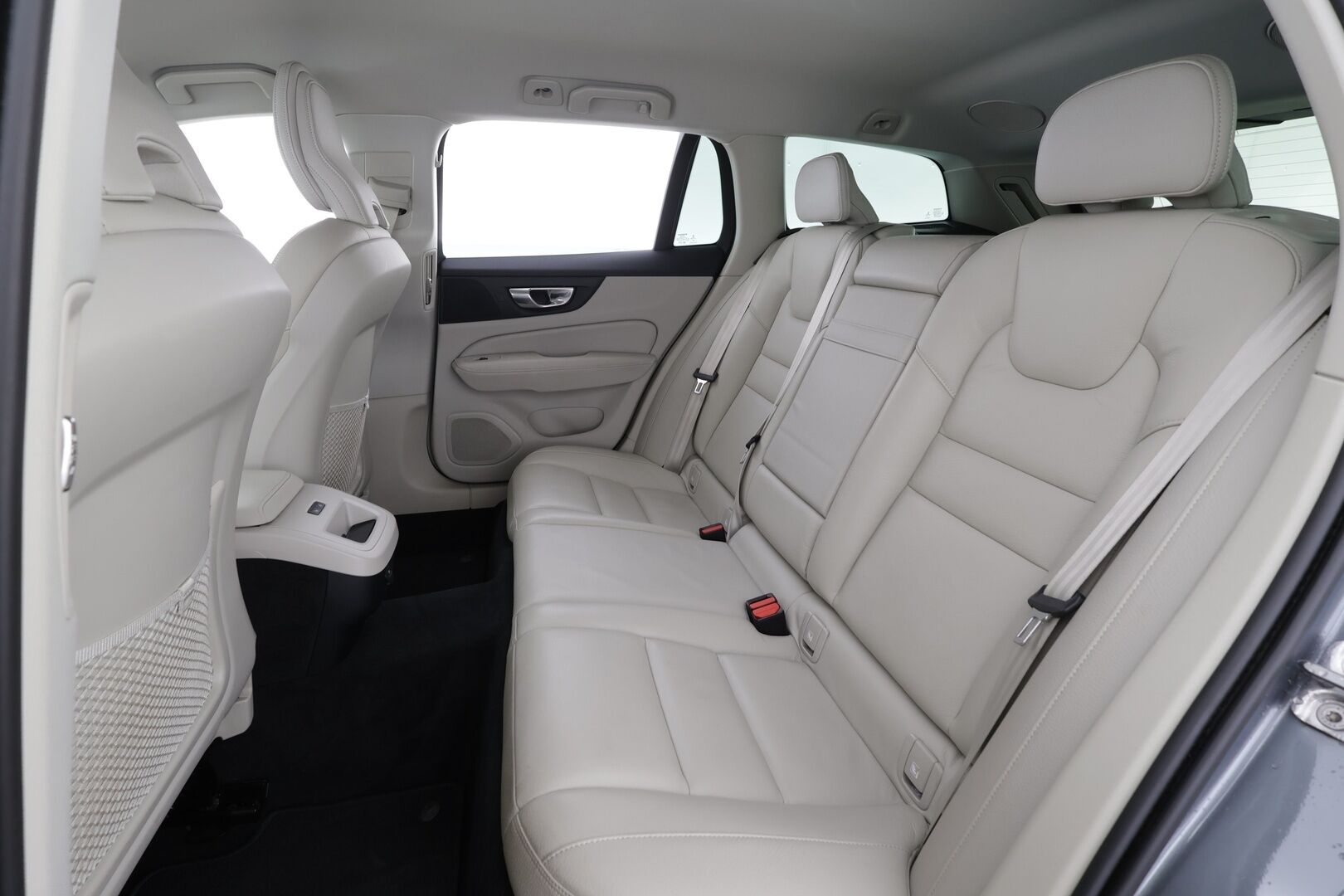 Volvo V60 2021 B4 D-MHEV Business Inscription aut - 1**.Om Suomi-auto | ACC | H&K / Webasto | Koukku | Full LED | Muistipenkki | P.kamera | BLIS | Navi | Kahdet renkaat aluvanteilla | Merkkihuollettu