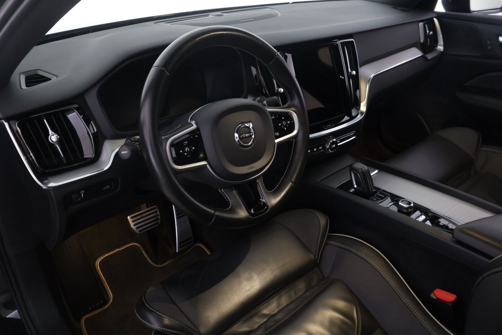Volvo V60 2021 B4 D-MHEV Business R-Design aut - Adapt.vakkari | Webasto | Harman&Kardon | Vetokoukku | P.kamera | Suomi-auto | Jakohihna&vaihteistoöljyt vaihdettu 2026