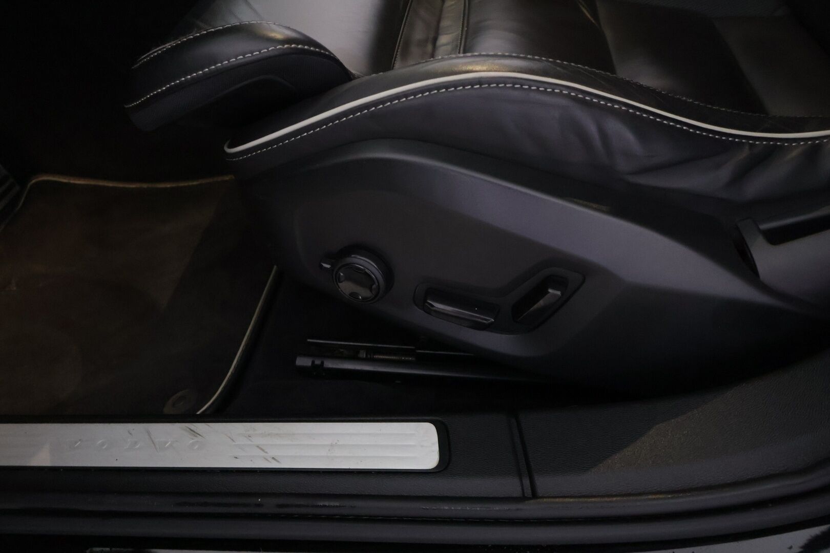 Volvo V60 2021 B4 D-MHEV Business R-Design aut - Adapt.vakkari | Webasto | Harman&Kardon | Vetokoukku | P.kamera | Suomi-auto | Jakohihna&vaihteistoöljyt vaihdettu 2026