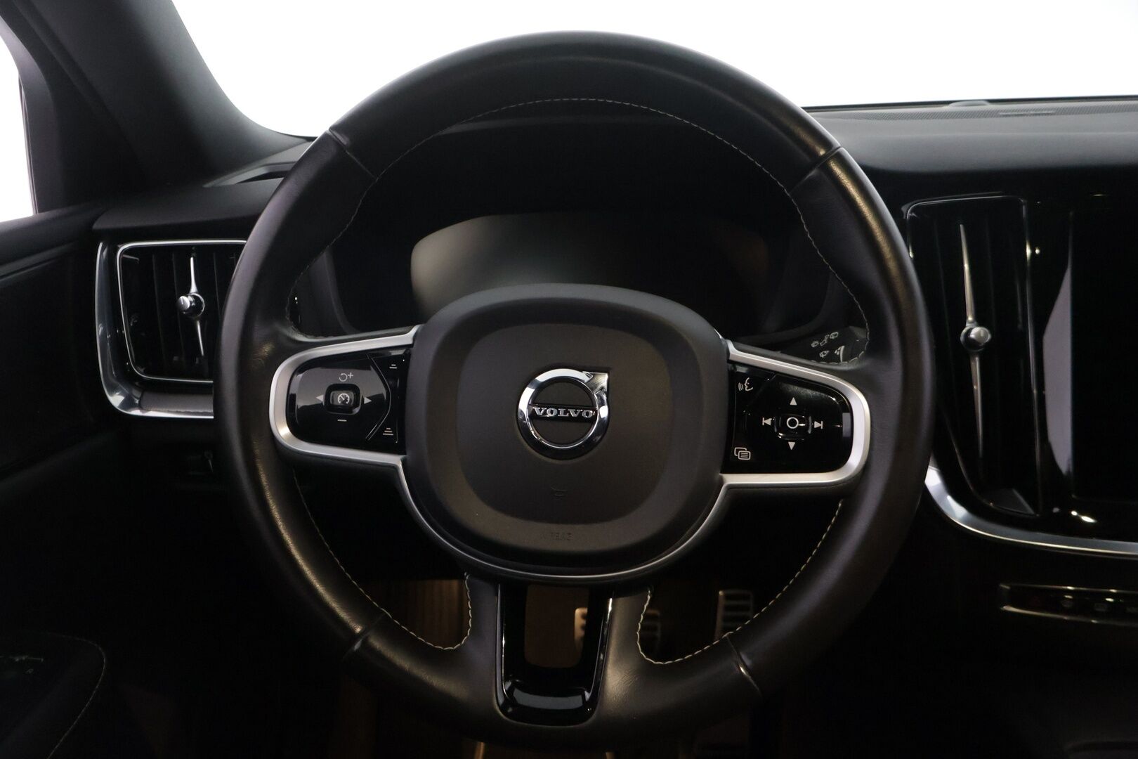 Volvo V60 2021 B4 D-MHEV Business R-Design aut - Adapt.vakkari | Webasto | Harman&Kardon | Vetokoukku | P.kamera | Suomi-auto | Jakohihna&vaihteistoöljyt vaihdettu 2026